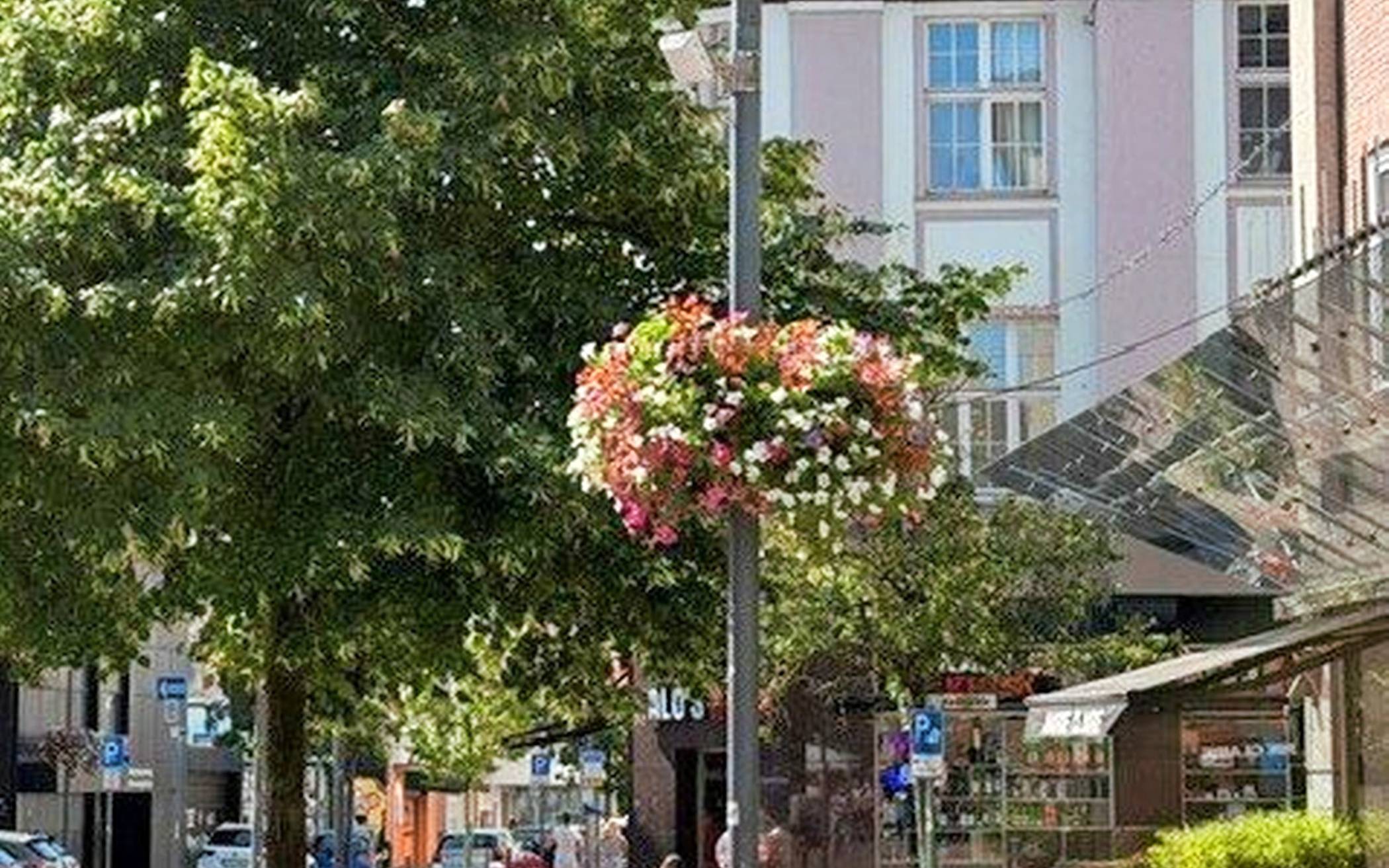 Blumenampeln in der Rheytder Innenstadt.⇥Foto: RCM