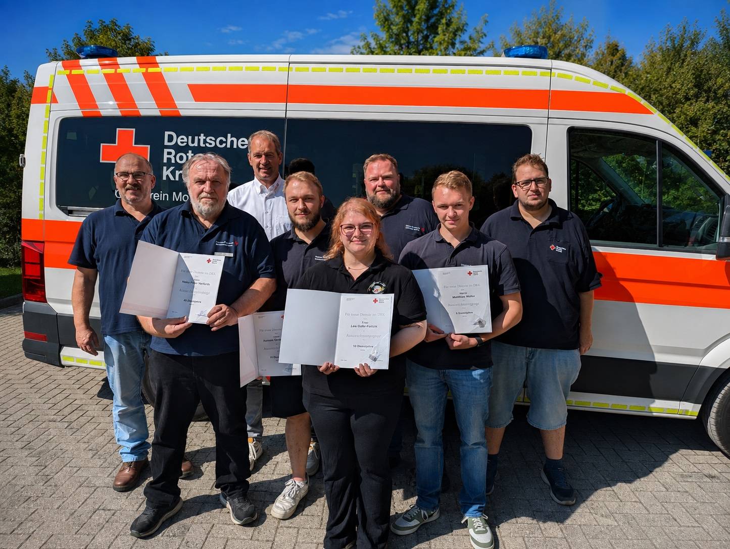 Im Mittelpunkt der Ehrung stehen (vorn,