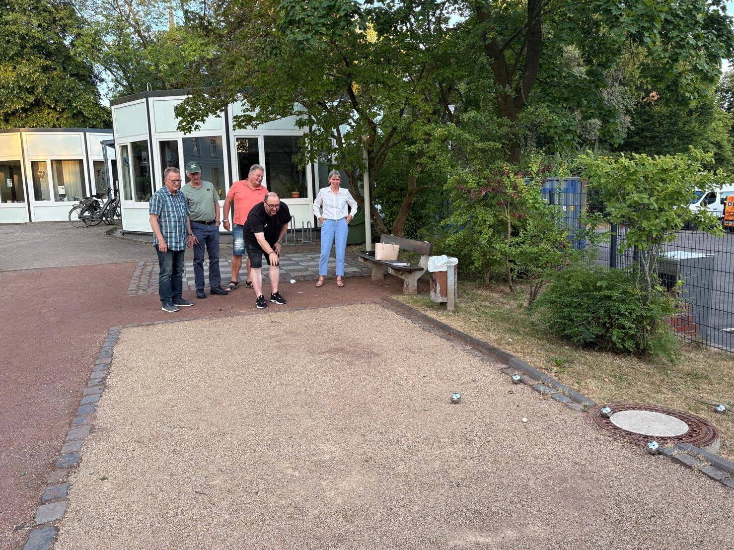  Die Boule- und Schachanlage befindet sich im Friedenspark neben dem Parkstübchen. 