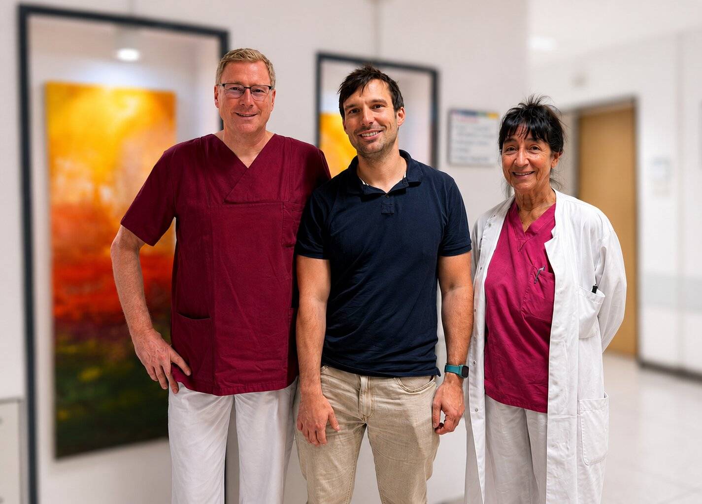  Dr. med. Ulrich Bauser (Chefarzt der Inneren Medizin), Patient Tobias Jürgens und Dr. med. Christiane Ender-Sperling (Oberärztin der Allgemein- und Viszeralchirurgie) nach der erfolgreichen Behandlung im interdisziplinären Bauchzentrum des St. Irmgardis-Krankenhauses Süchteln. 