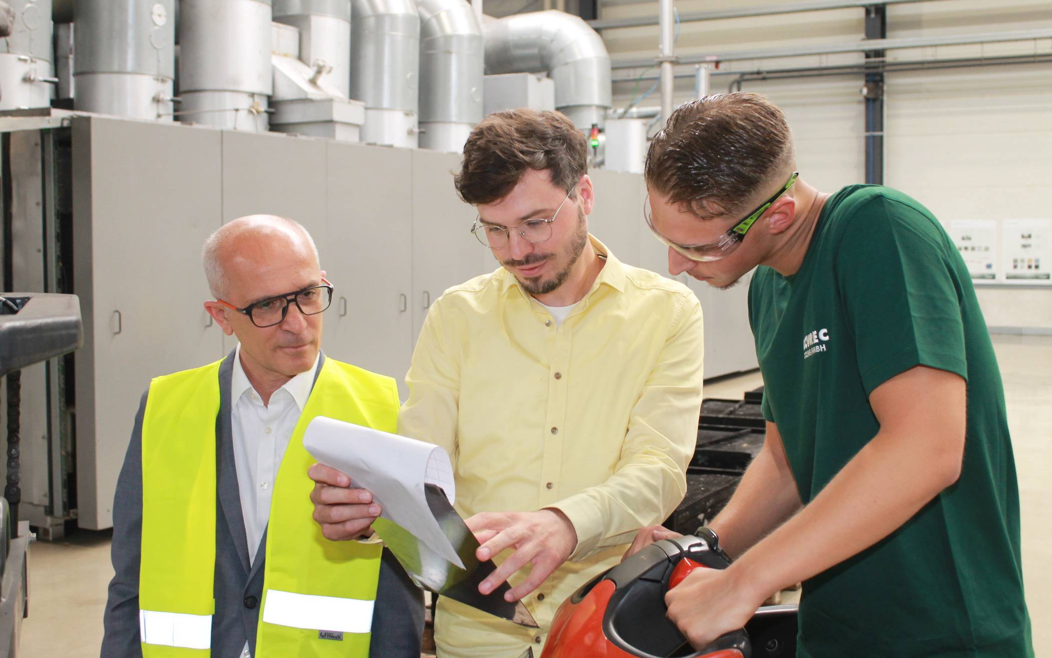  Hasan Klauser (Agentur für Arbeit Krefeld), Dr. Simon Bremer (Leitender Ingenieur bei Accurec) und Joel Tkatschuk (Azubi bei Accurec). 