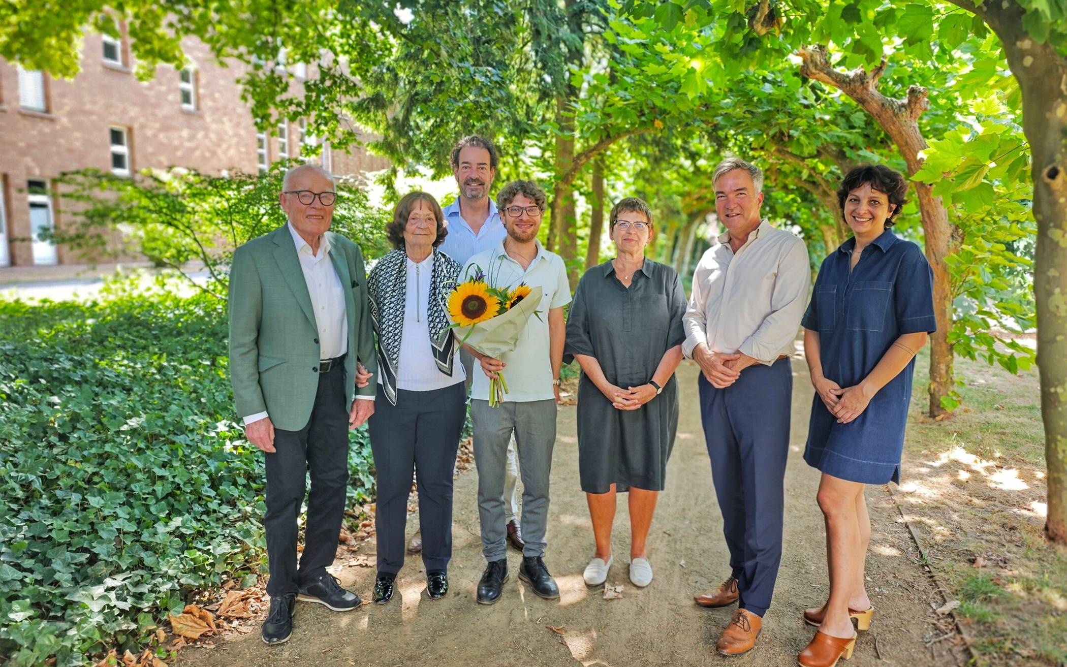 Begrüßung des Stipendiaten (v.l.): Jakob Peters-Messer sen. mit Gattin Brigitte, Florian Peters-Messer, Stipendiat Nils-Simon Fischer, Jutta Pitzen (Leiterin Städtische Galerie), Bürgermeister Christoph Hopp und Nicola Nilles (Leiterin Kulturabteilung). 
