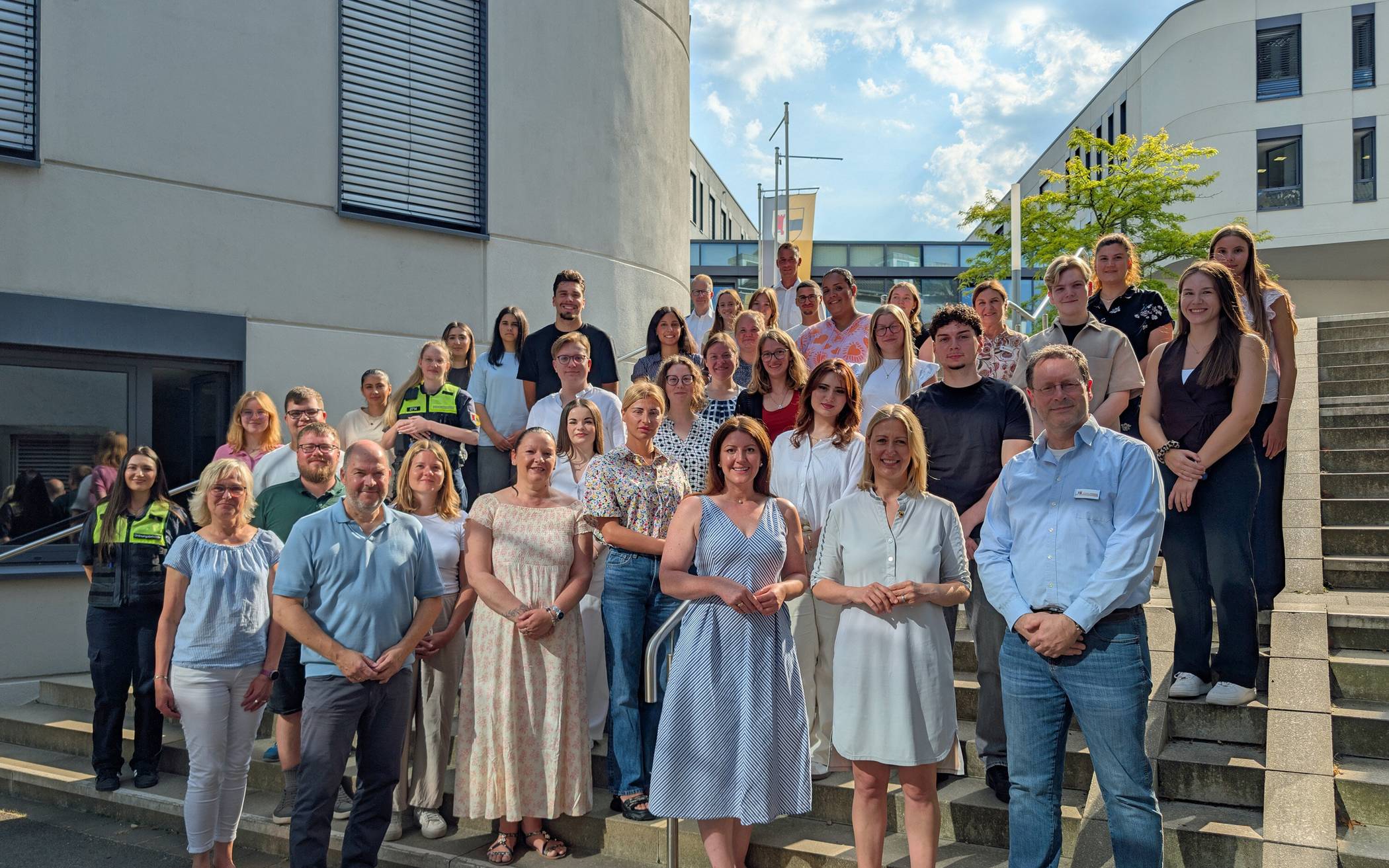 Erster Tag im Rathaus und den Einrichtungen: 25 junge Menschen sind am Montag, 3. August, offiziell ins Berufsleben bei der Stadtverwaltung Moers gestartet. 