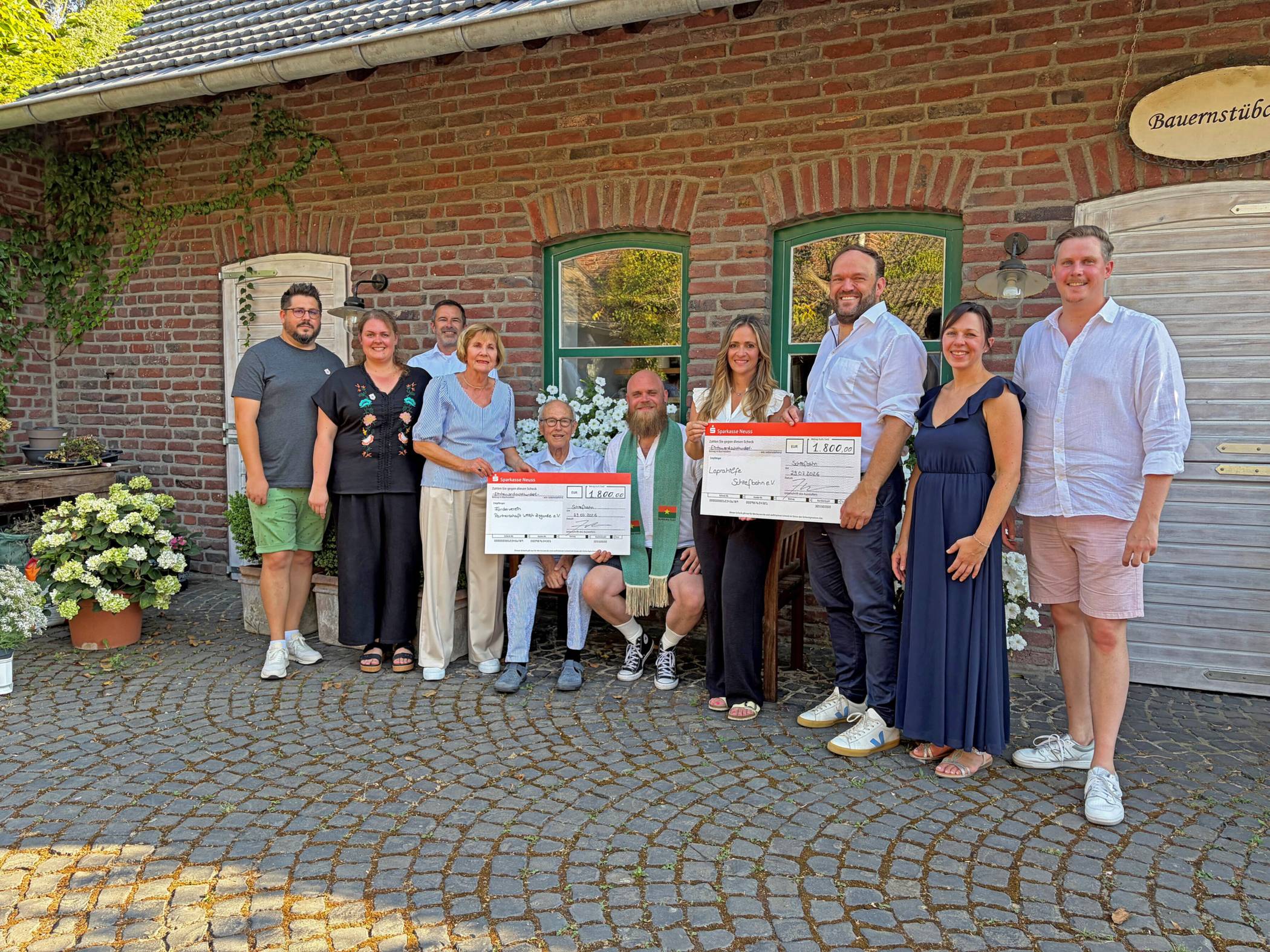 Das Königshaus der St. Sebastianus Bruderschaft Schiefbahn um Jan I. Hillebrands (mi.) unterstützt zwei Schiefbahner Vereine, die Projekte in Afrika fördern. Foto: Verena Grips