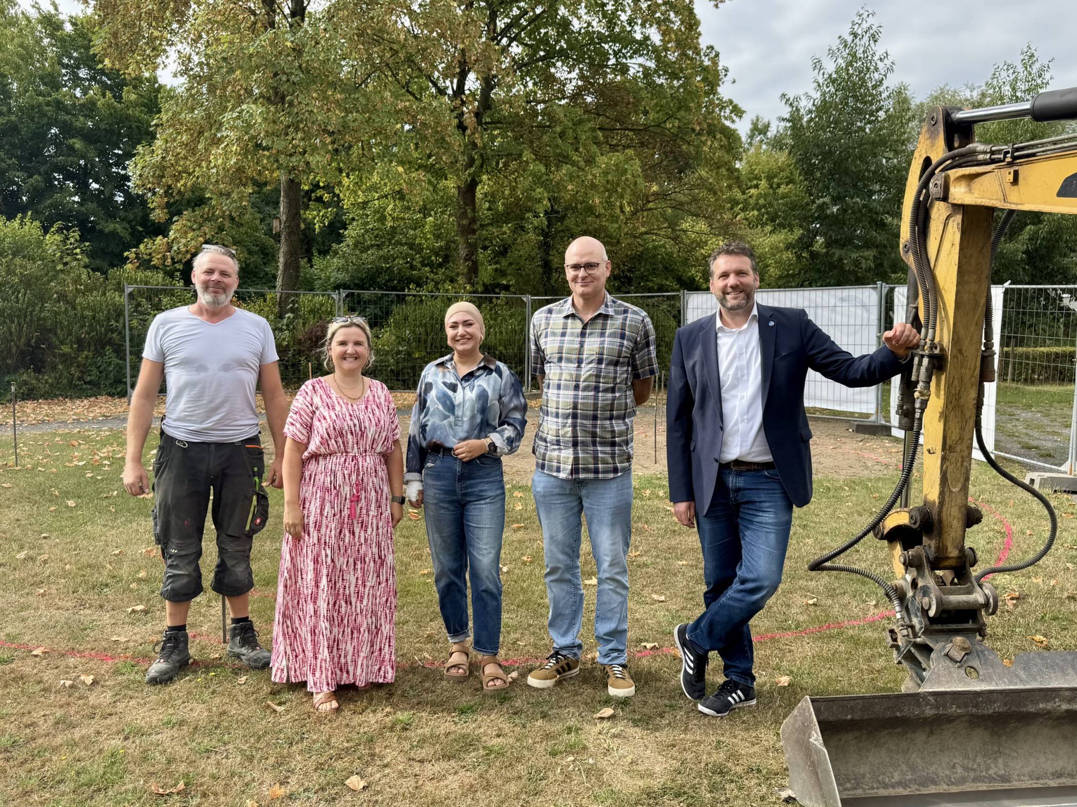 v.l.: Heinz Meuser (Landschaftsbau), Sarah Akkaya-Foest (Fachbereichsleiterin), Darya Gopan (Architektin), Matthias Heisterkamp (Sachgebietsleiter) und Bürgermeister Andreas Gisbertz freuen sich, dass es losgeht. 