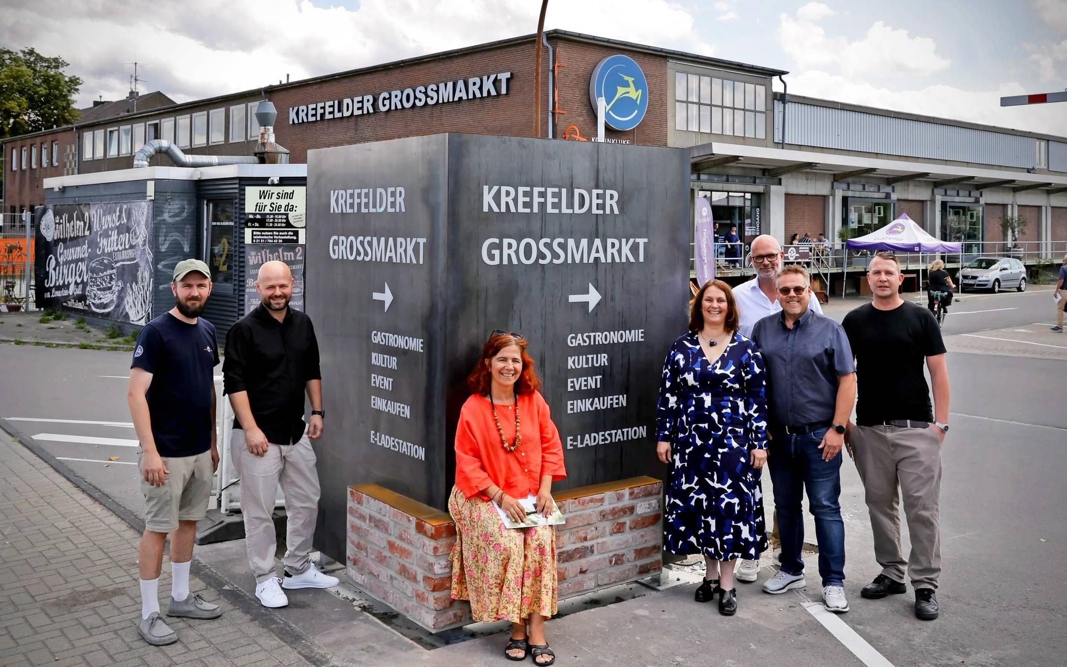  Neustart für den Großmarkt nach erfolgreicher Sanierung: Felix Hakes vom Gazelle Store, Gastronom Edon Maloku, Seyhan Hauenherm von Olio Mediterraneo, ZGM-Leiterin Astrid Schüssler, Dirk Matura vom „Wine House“ sowie Klaus Perau und Klaus Richter vom ZGM (v.l.). 