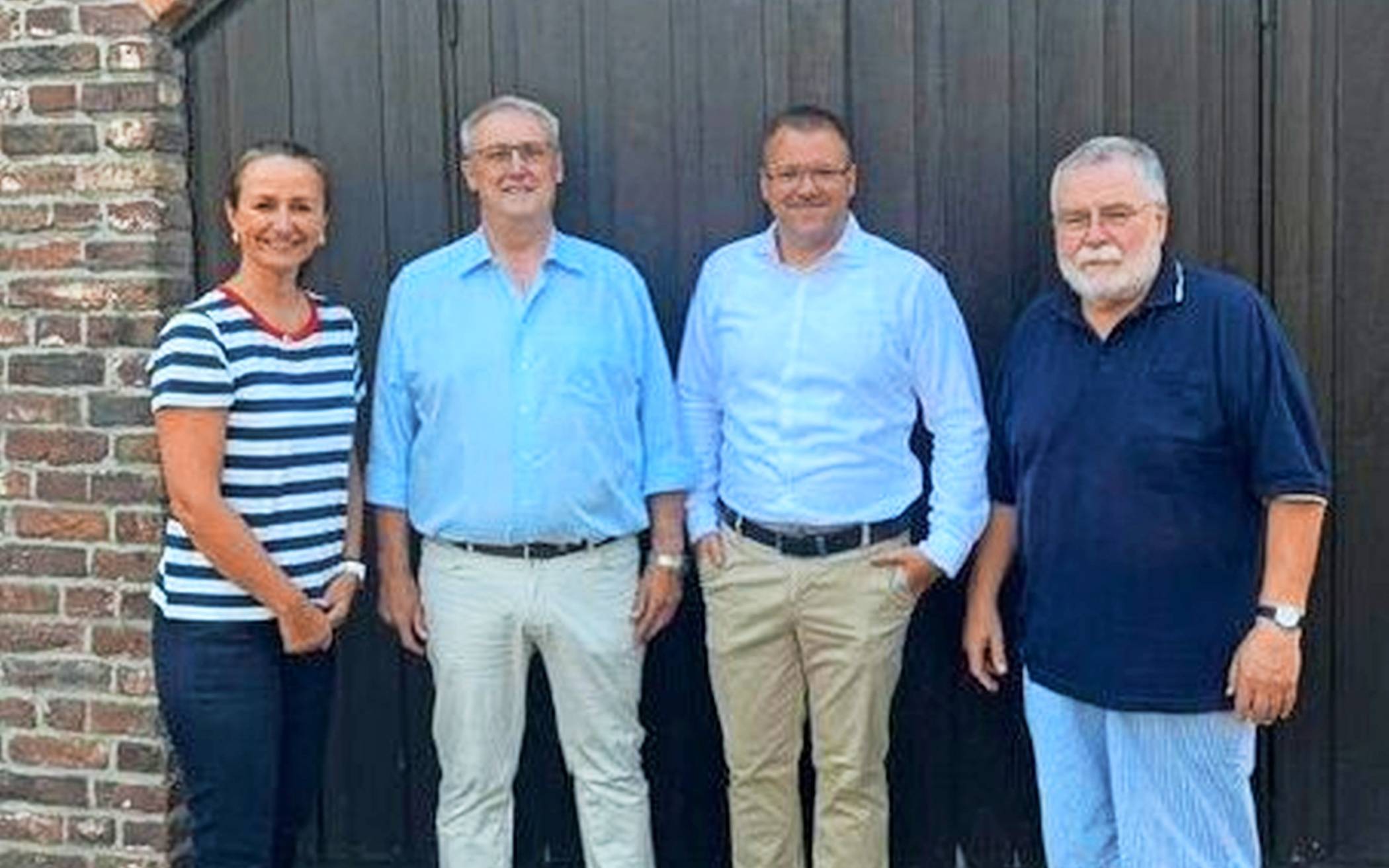 Silke Felkl und Franz-Josef Jürgens (r.) vom Heimatkreis Lank begrüßten Ehrenbrudermeister Jürgen Santen (2.v.l.) und den amtierenden Brudermeister Markus Reiners als Referenten. 