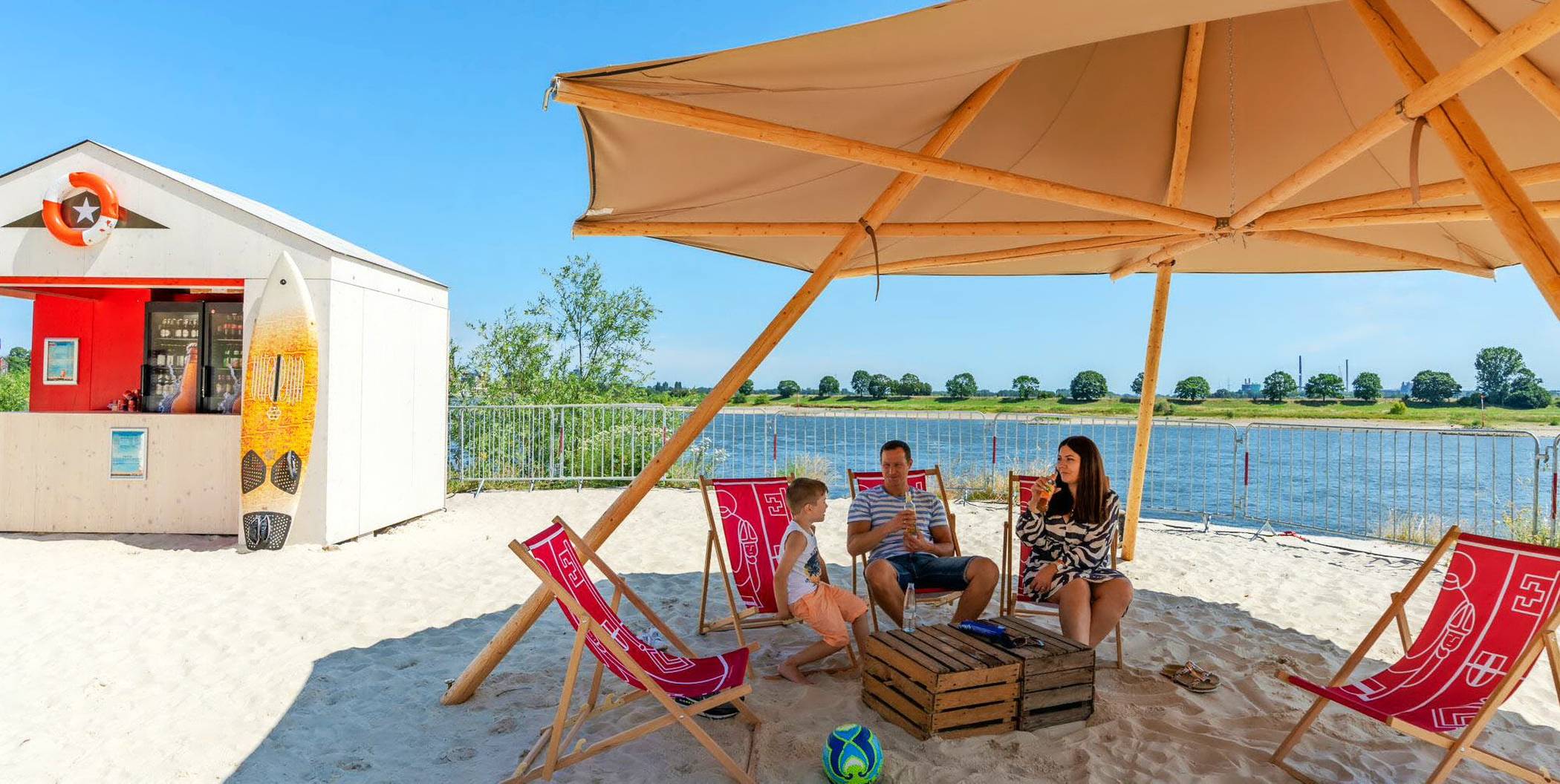  Entspanntes Sommer-Feeling auf der Rhine Side. 