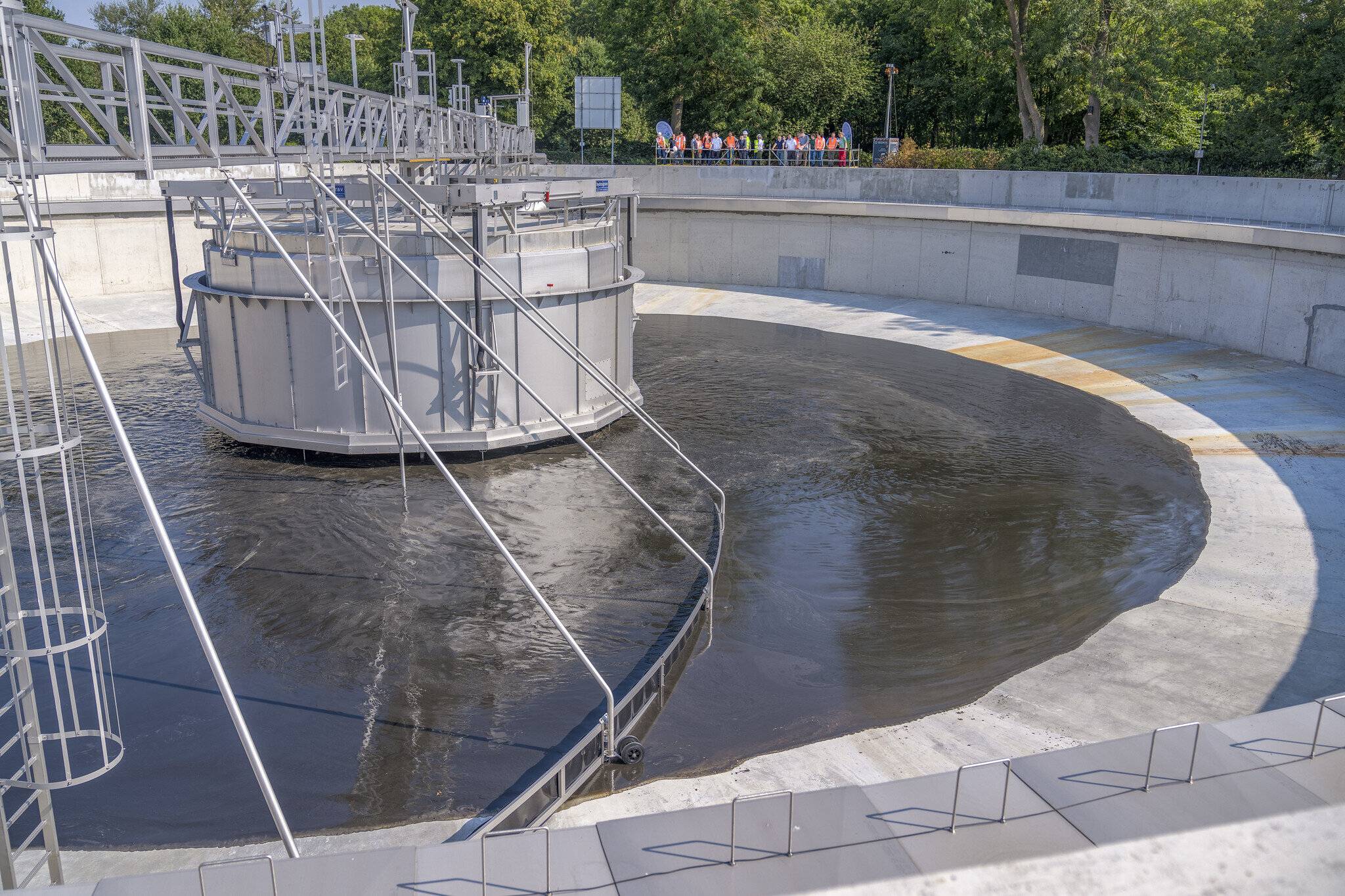  Inbetriebnahme des neuen Nachklärbeckens 8 auf der Großkläranlage in euwerk: Nach und nach füllt sich das leistungsstärkste Becken des Verbands, in welchem das biologisch gereinigte Abwasser vom Belebtschlamm getrennt wird.  