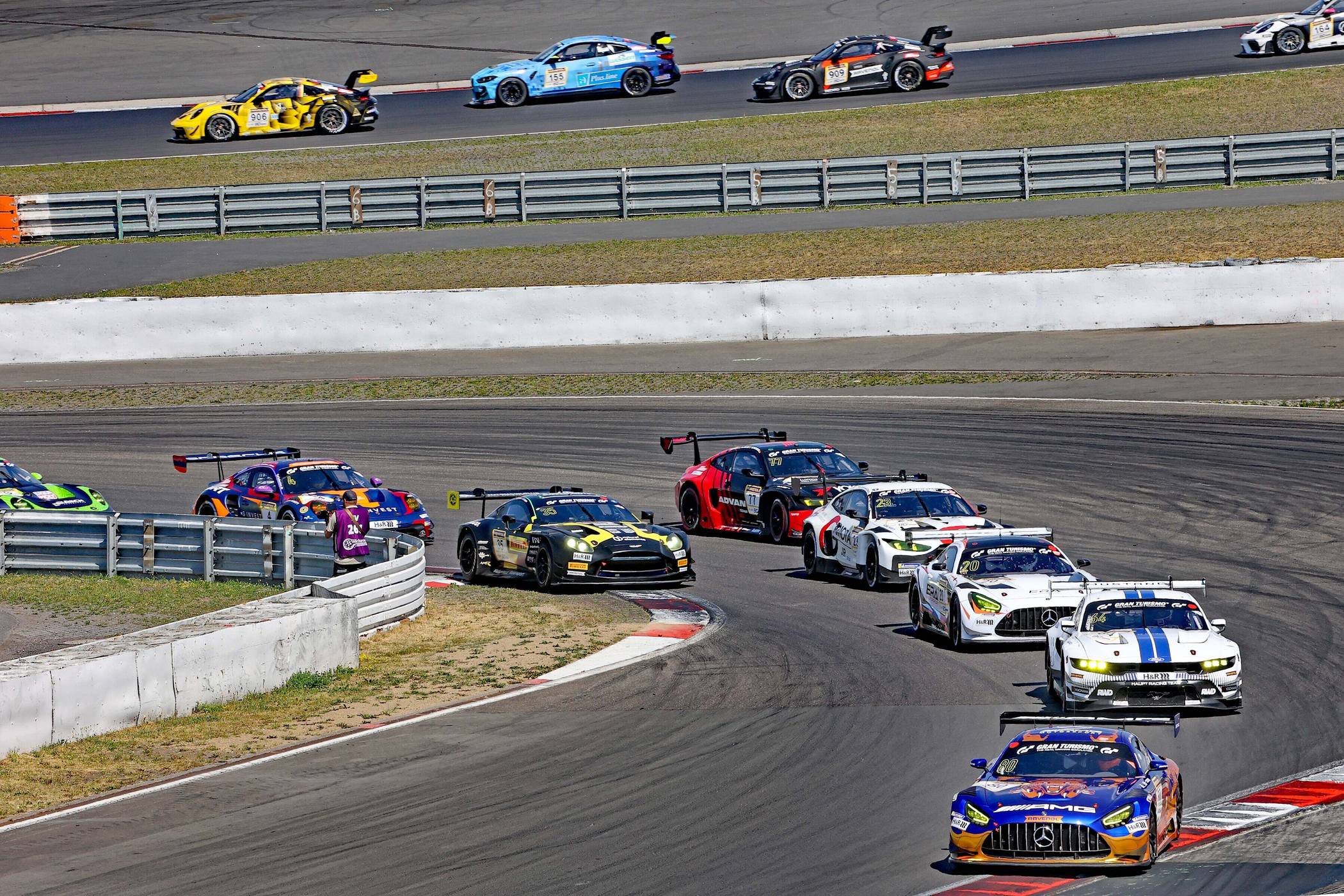  Gruppe 1 ausgangs der AMG-Arena 