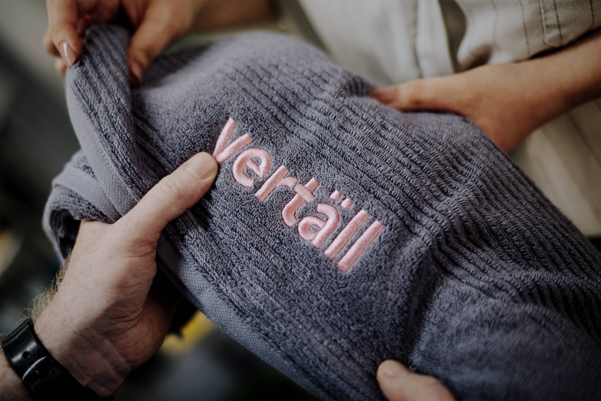  Wir freuen uns, dass die Stickerei Burucker extra für uns ein Handtuch und eine Tasche mit dem ertäll Logo bestickt hat. 