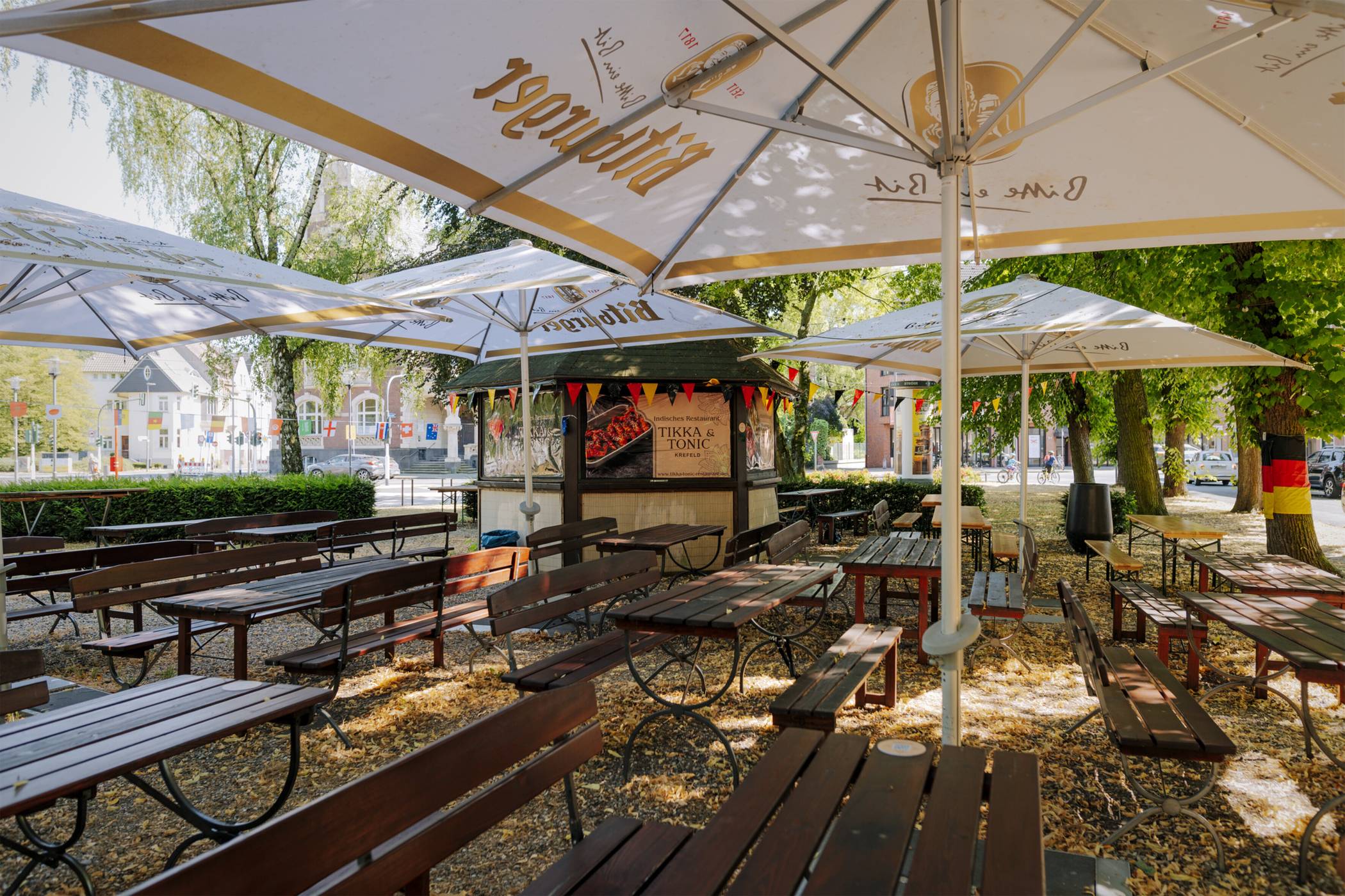  Das Tikka &amp; Tonic hat einen schönen Biergarten auf dem Bockumer Platz, wo es dieses Jahr auch öfter Public Viewing gab. 