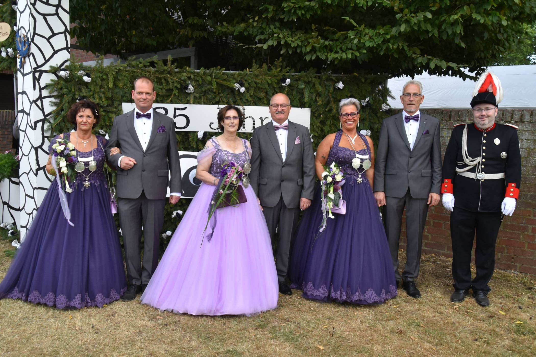 Das amtierende Königshaus (v.l.): Ministerin Jeanette Zirngast, Andreas Gütjens, Königin Anja Schiffer-Knippel, Andre Schiffer, Ministerin Carmen Chlebowski, Thomas Chlebowski und Königsadjudant Marcel Dorsch.