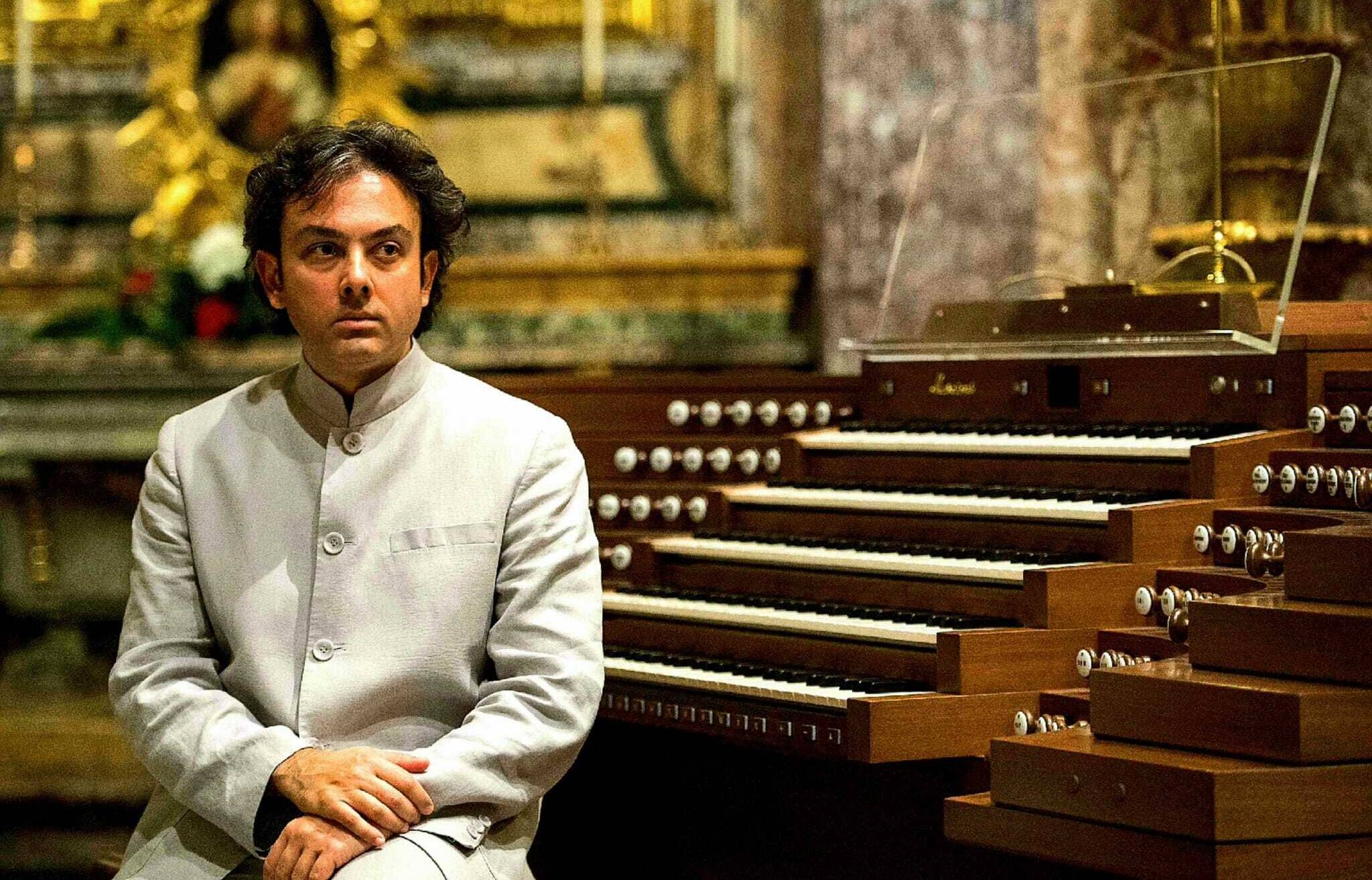 Organist aus Rom spielt
