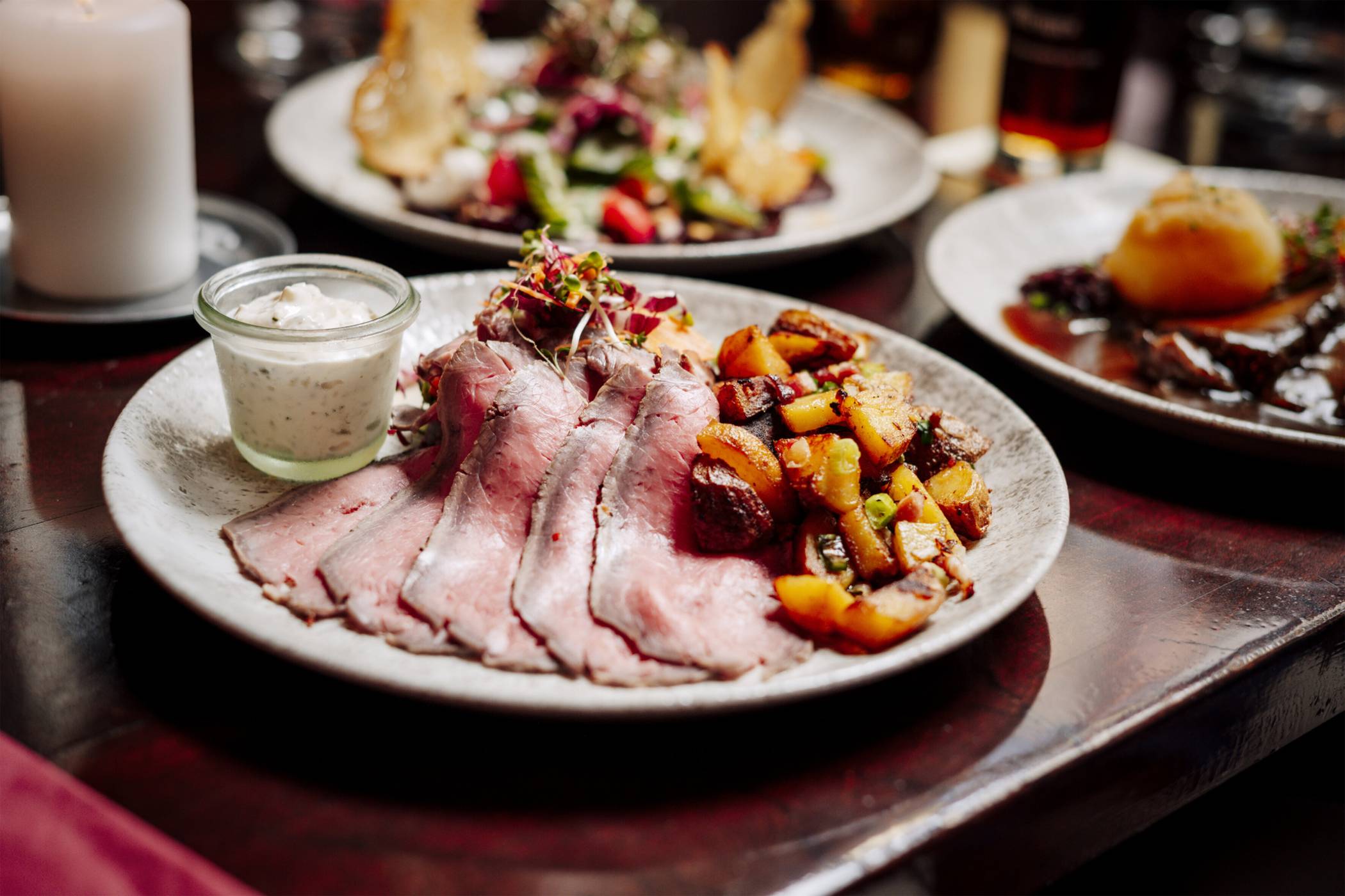  Traditionelle Heimatküche mit einem besonderen Twist ist die Spezialität des Elvira - wie hier Roastbeef mit Bratkartoffeln und Remoulade. 