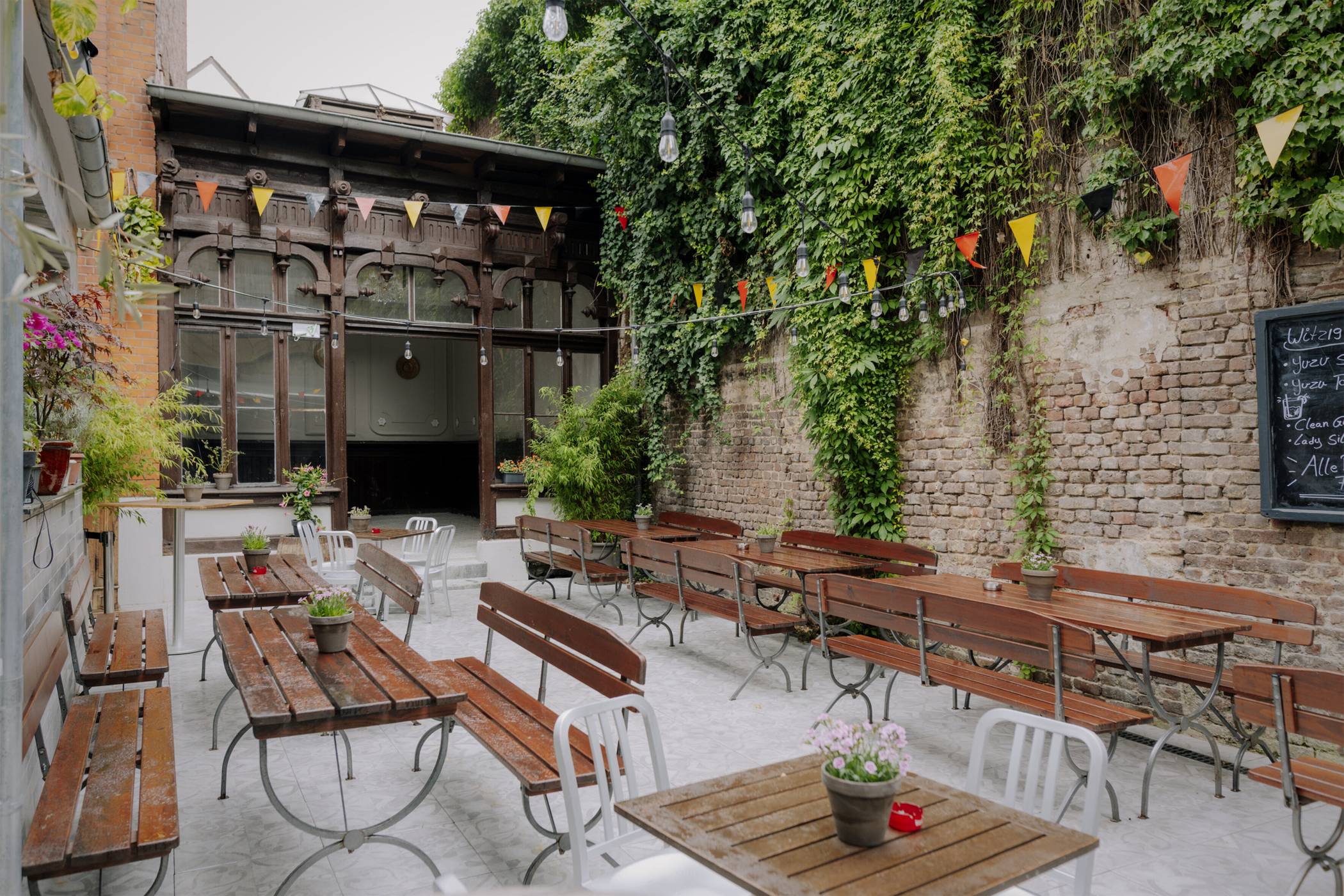  Der generalüberholte Innenhof des Elvira mit seinem historischen Charme, ist ein toller Ort, um den Sommer zu genießen. 