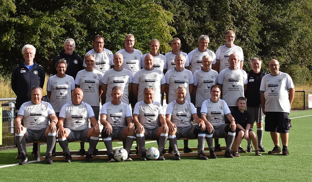  Die Walking Football-Abteilung des SV Blau-Weiß Concordia 07/24 Viersen mit Trikotsponsor Cornelius Ionescu. 