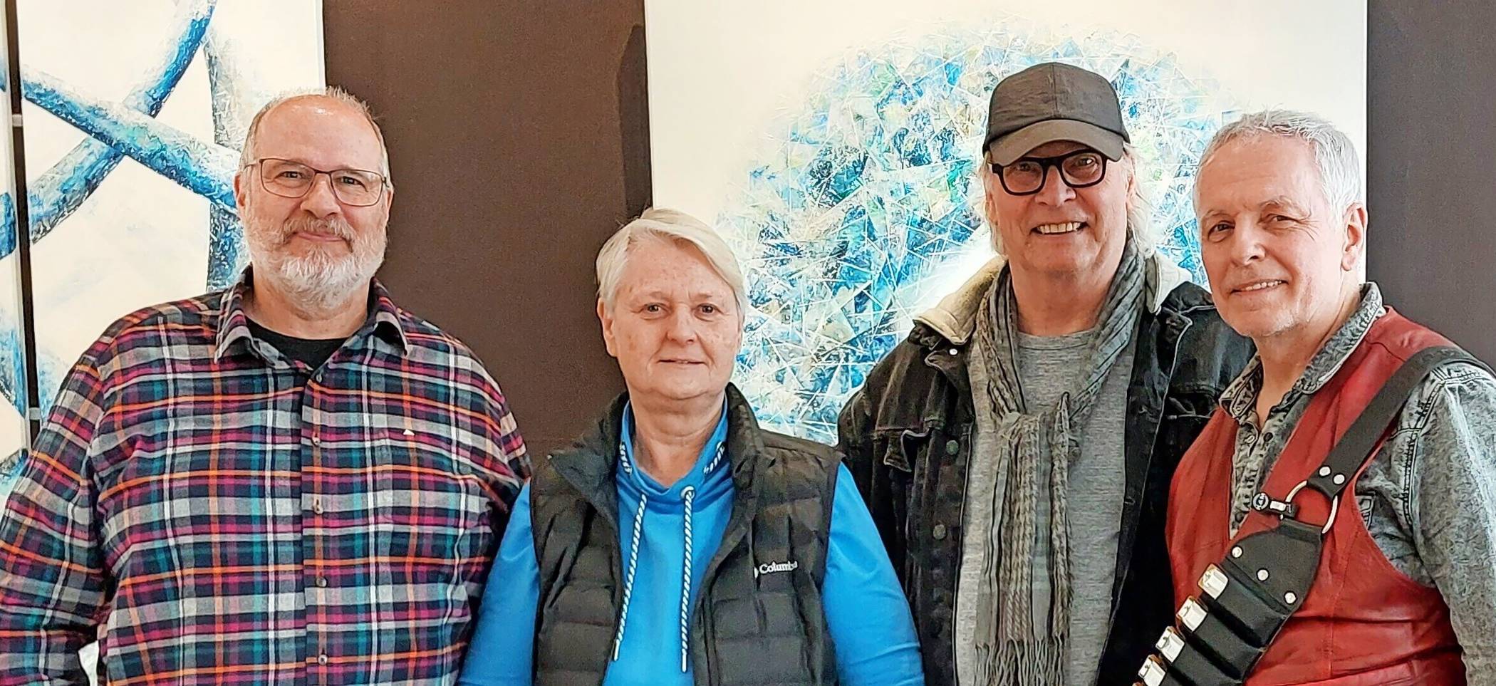 Galeristin Angelika Kraft mit den Musikern der Blues Kitchen Band (v.l.): Walter Schell („Little Walter“), Helmut Krebes („Father of the Kitchen“) und Bernhard Göbel („Berni the Harp“).