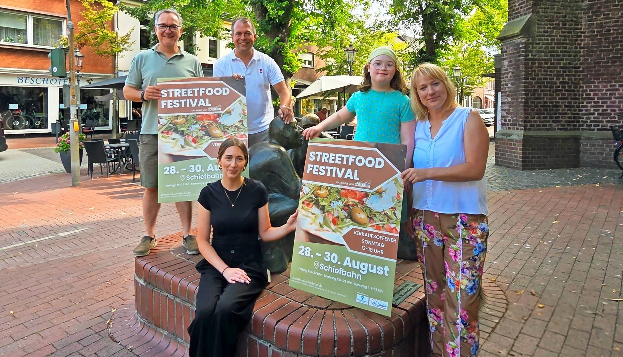  Freuen sich auf das Streetfood-Festival am kommenden Wochenende (von links): Manuel Hesker (Geschäftsführer der Schiefbahner Werbegemeinschaft), Bürgermeister Christian Pakusch, Sophie Kinnen (Agentur Wellfairs), Helena Hesker, und Sigrid Heuer (Stadtmanagement Willich).   