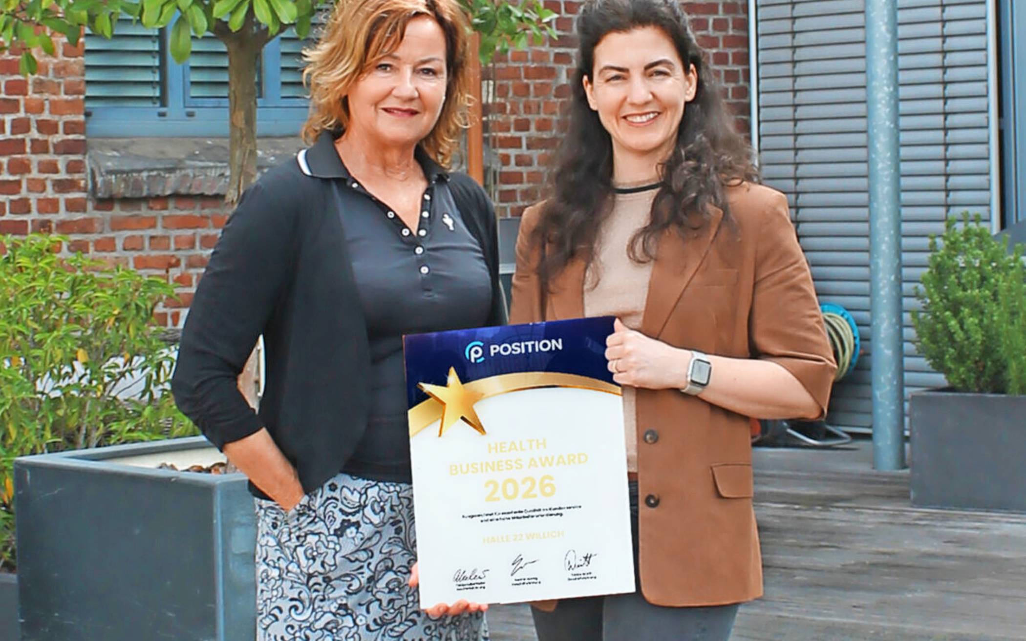  Das Willicher Fitnessstudio Halle 22 erhielt zum vierten Mal in Folge den „Health Business Award“. Es freuen sich Inhaberin Edith Gribs (l.) und Geschäftsführerin Theresa Töllner.   