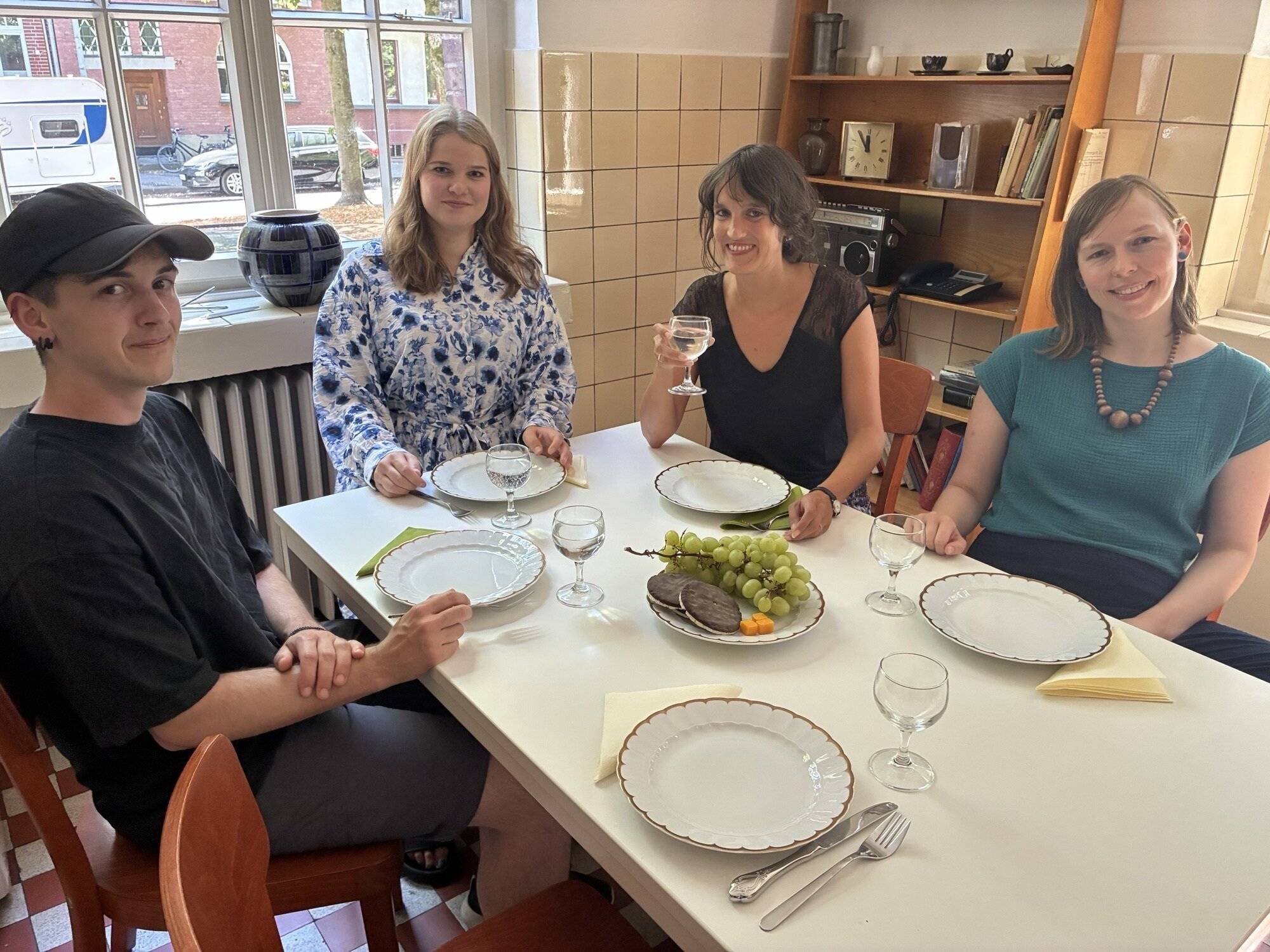 Nehmen schon mal am Tisch Platz: (v.r.) Marlene Jäger vom Literaturhaus, Claire Neidhardt und Anne Mäurer vom Stadtmarketing sowie Autor Elay Leifeld. Gute Gespräche inklusive. Foto: Müller