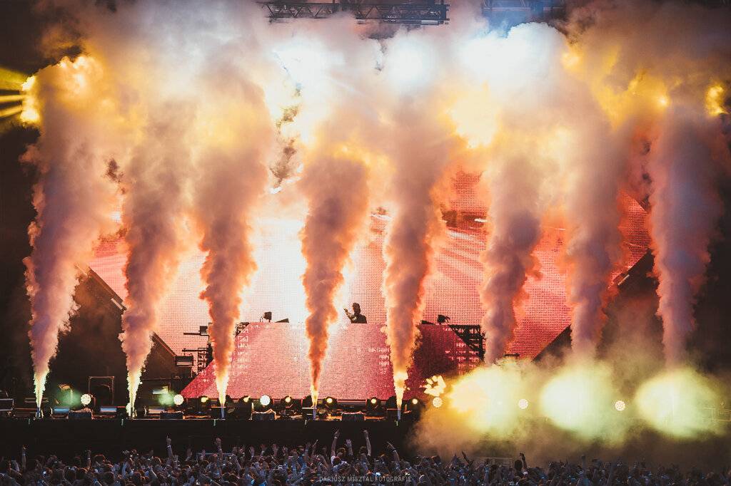  Unvergessen der schwedische DJ-Superstar Avicii, der 2024 den SparkassenPark zum Beben brachte.   