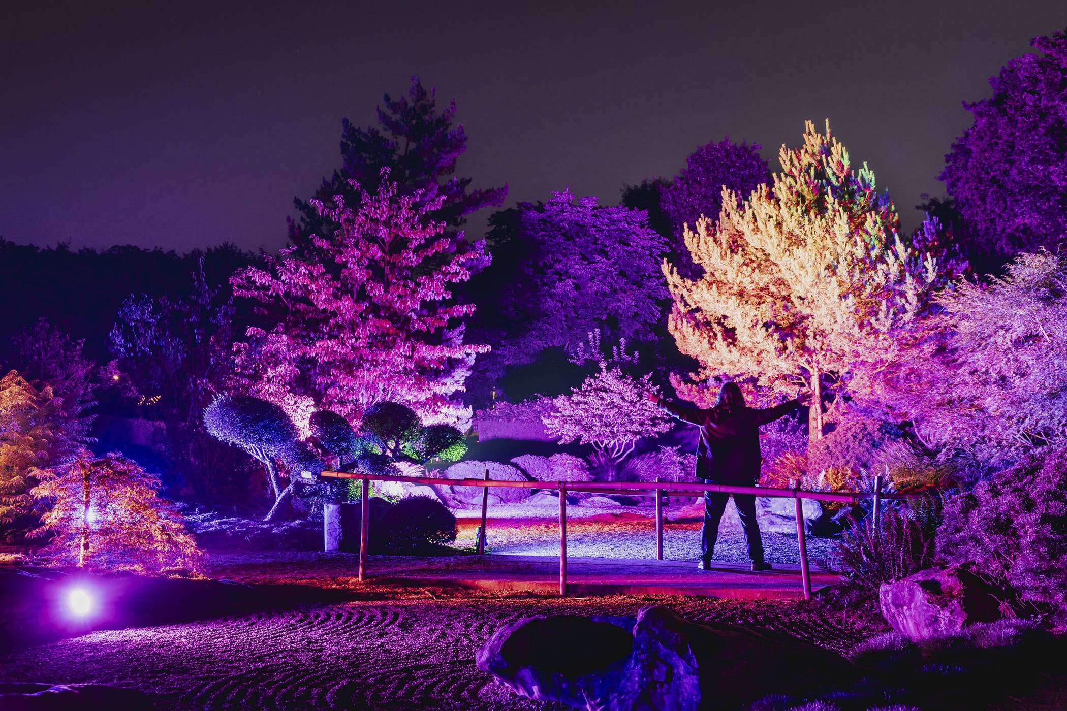  Vom 4. bis 19. September sorgen internationale Lichtkünstler mit ihren leuchtenden Kunstwerken für ein außergewöhnliches nächtliches Erlebnis auf Schloss Dyck. 