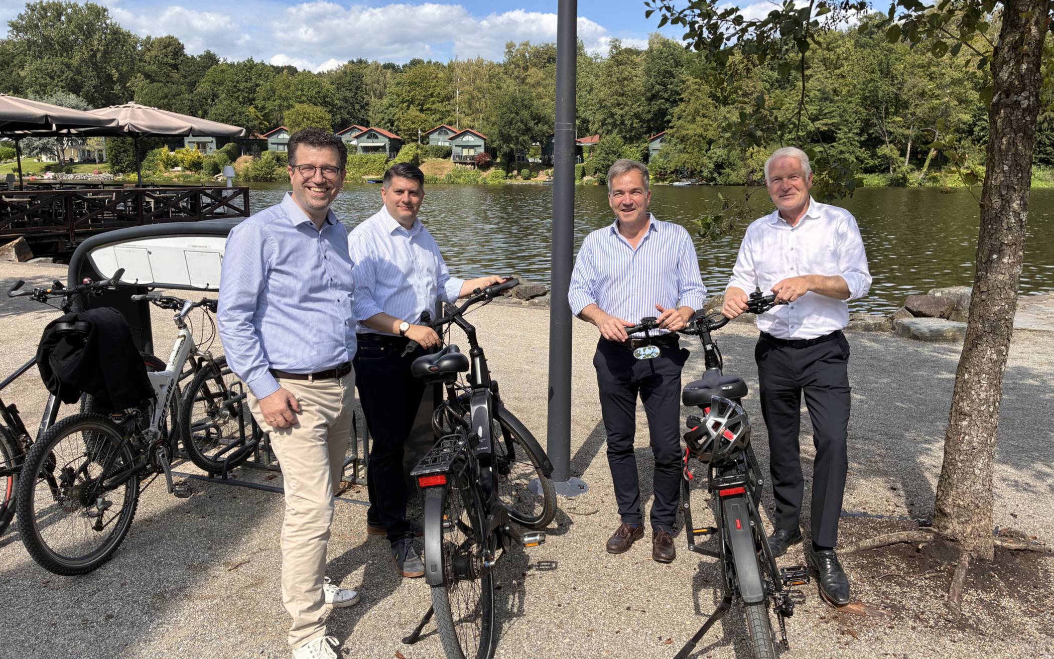 Mobilitätsbefragung im Kreis Viersen (v.l.): Christian Küsters (Bürgermeister Nettetal), Landrat Bennet Gielen, Christoph Hopp (Bürgermeister Viersen) und Christoph Dellmans (Bürgermeister Kempen).