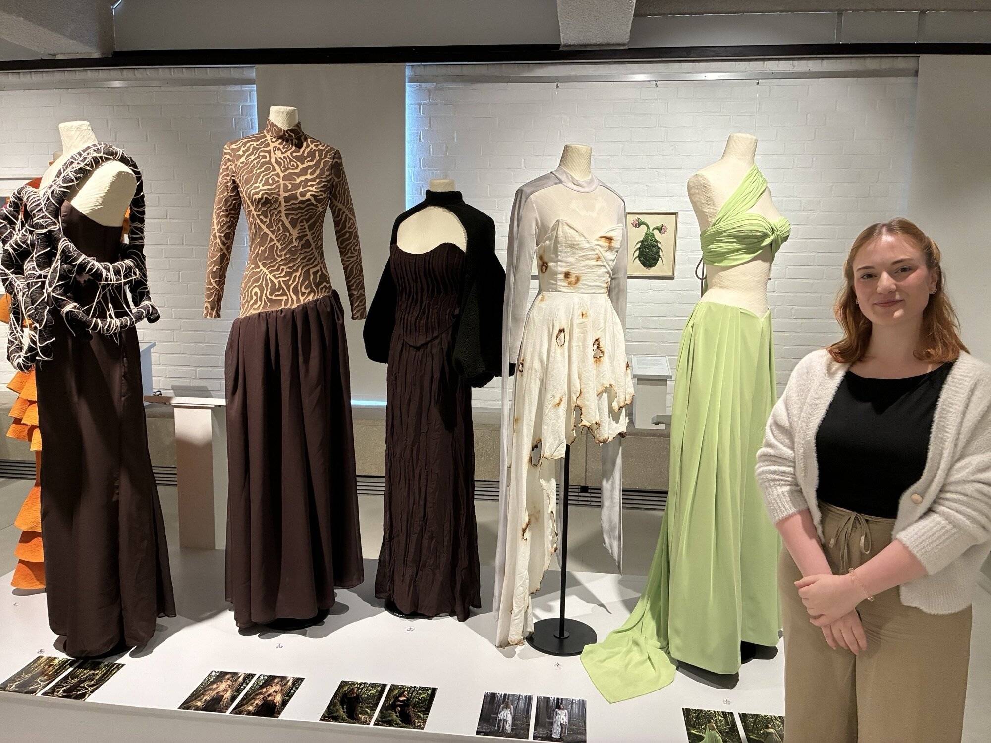 In der Wald-Ausstellung im Textilmuseum: die junge Designingenieurin Lina-Sofie Marschall präsentiert ihre Kollektion von Kleidern zum Thema Wald. Foto: Müller