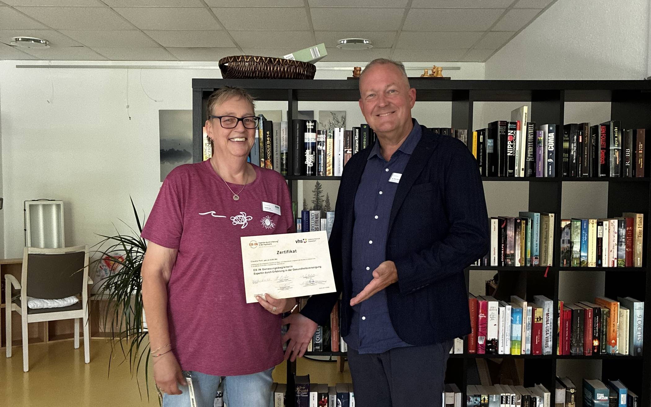 Genesungsbegleiterin Claudia Pohl mit Dr. Timm Strotmann-Tack, Chefarzt der Gerontopsychiatrie der LVR-Klinik Viersen. 