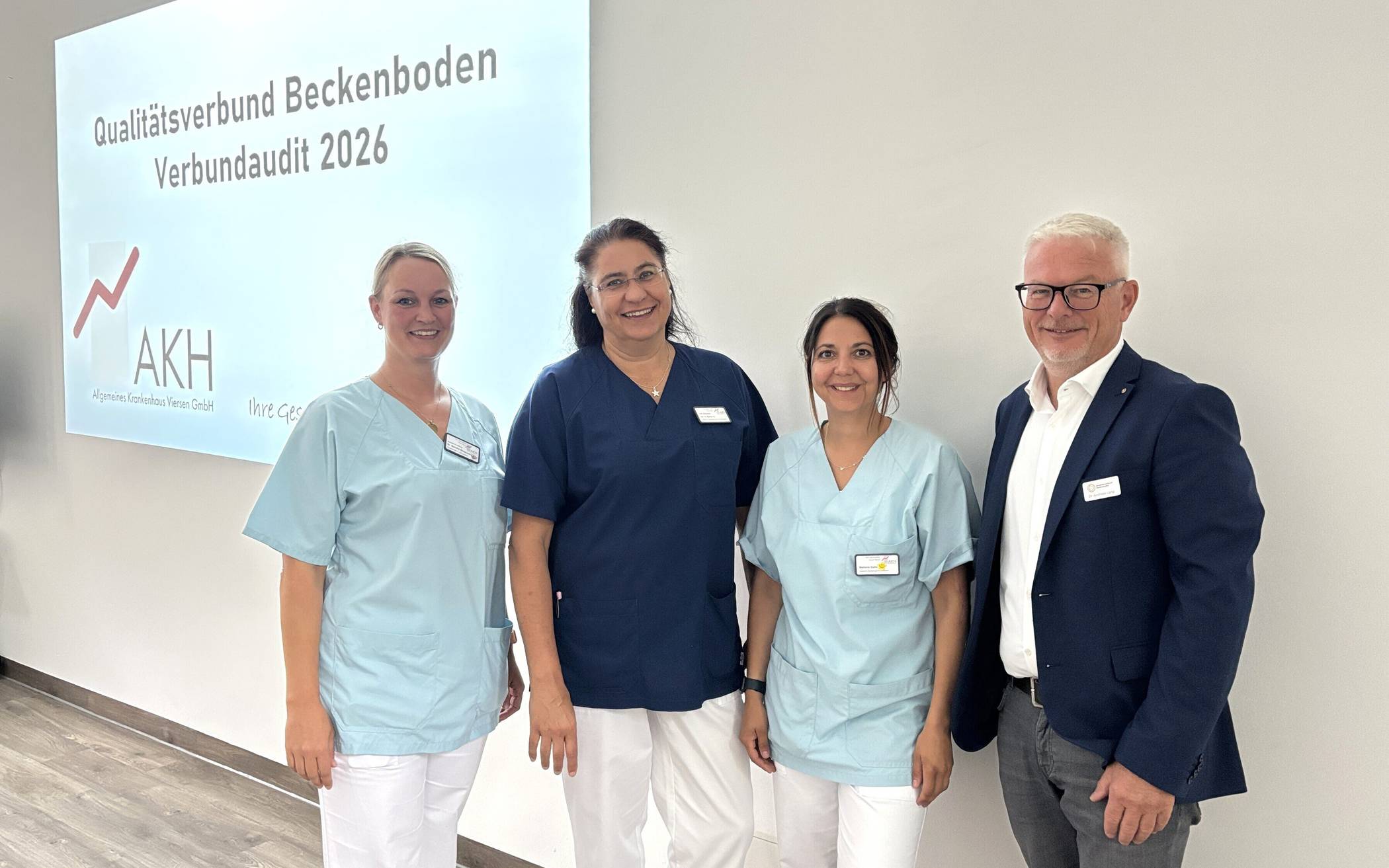  Die Kolleginnen der gynäkologischen Ambulanz, Sandra Brzeczek (l.) und Stefanie Gallo (3.v.l.) haben mit der leitenden Oberärztin Dr. Asuncion Martin Delgado die Prüfung im internen Audit durch Dr. Andreas Lang vom Qualitätsverbund bestanden. 