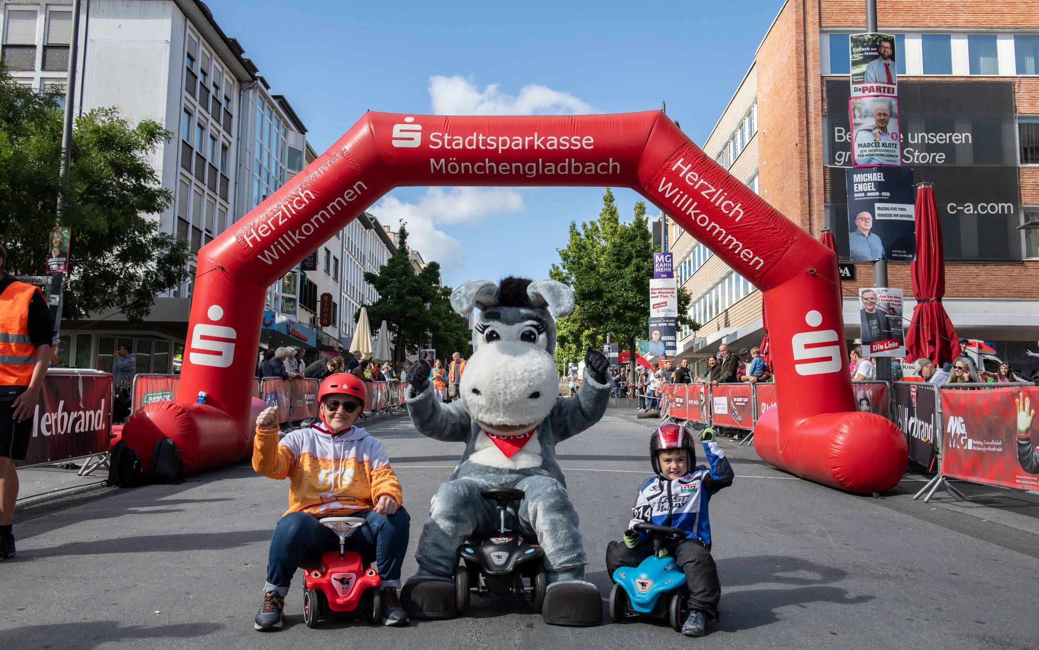Auch Sparkassen-Maskottchen Goldi ist startklar für