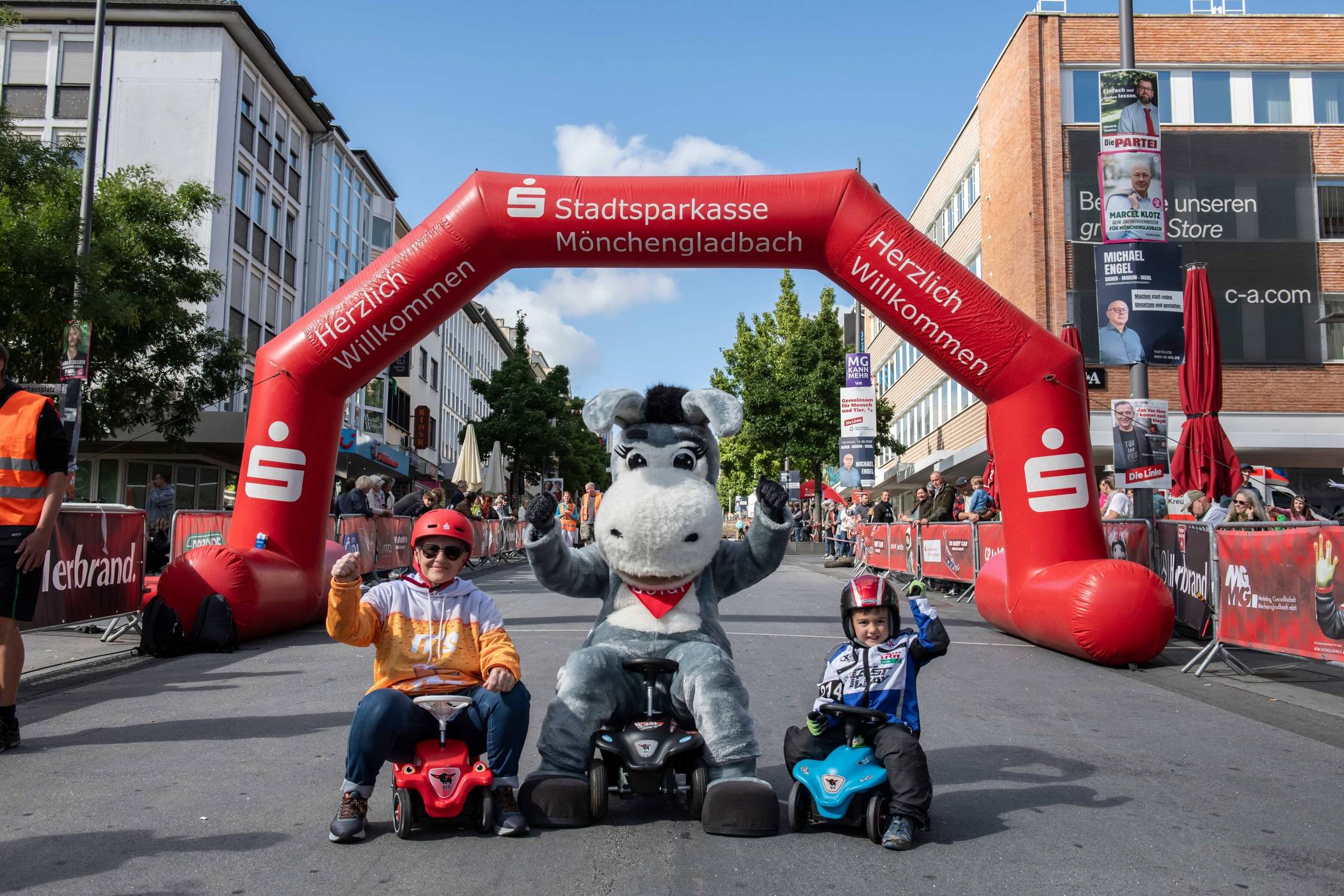 Auch Sparkassen-Maskottchen Goldi ist startklar für die Rennen.   