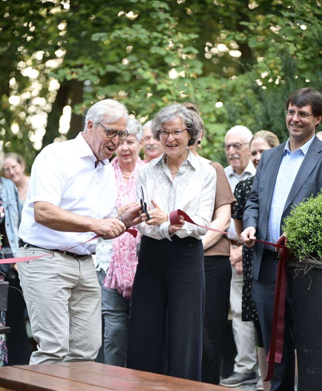  Die NRW-Bauministerin Ina Scharrenbach, NRW-Finanzminister Dr. Marcus Optendrenk (r.) und der Vorsitzende des Kreuzgartenvereins, Wolfgang Toerschen, eröffneten das neue Zentrum. 