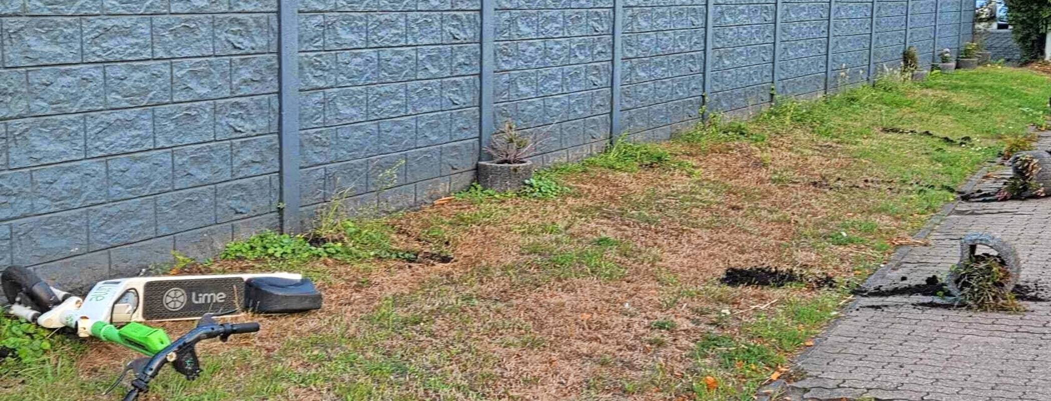  E-Roller gegen eine Betonwand geknallt und Betonsteinpflanzkübel auf Radweg und Straße geworfen: Vandalismus in Strümp. 