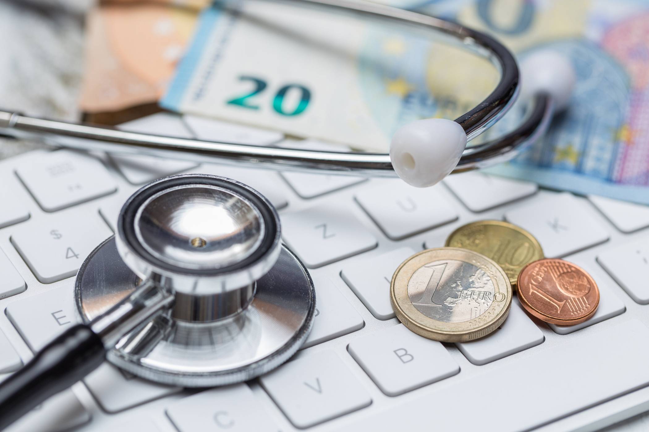  Die Krankenkassen sind nicht mehr verpflichtet, über Beitragserhöhungen zu informieren. Versicherte müssen sich selbst kümmern. 