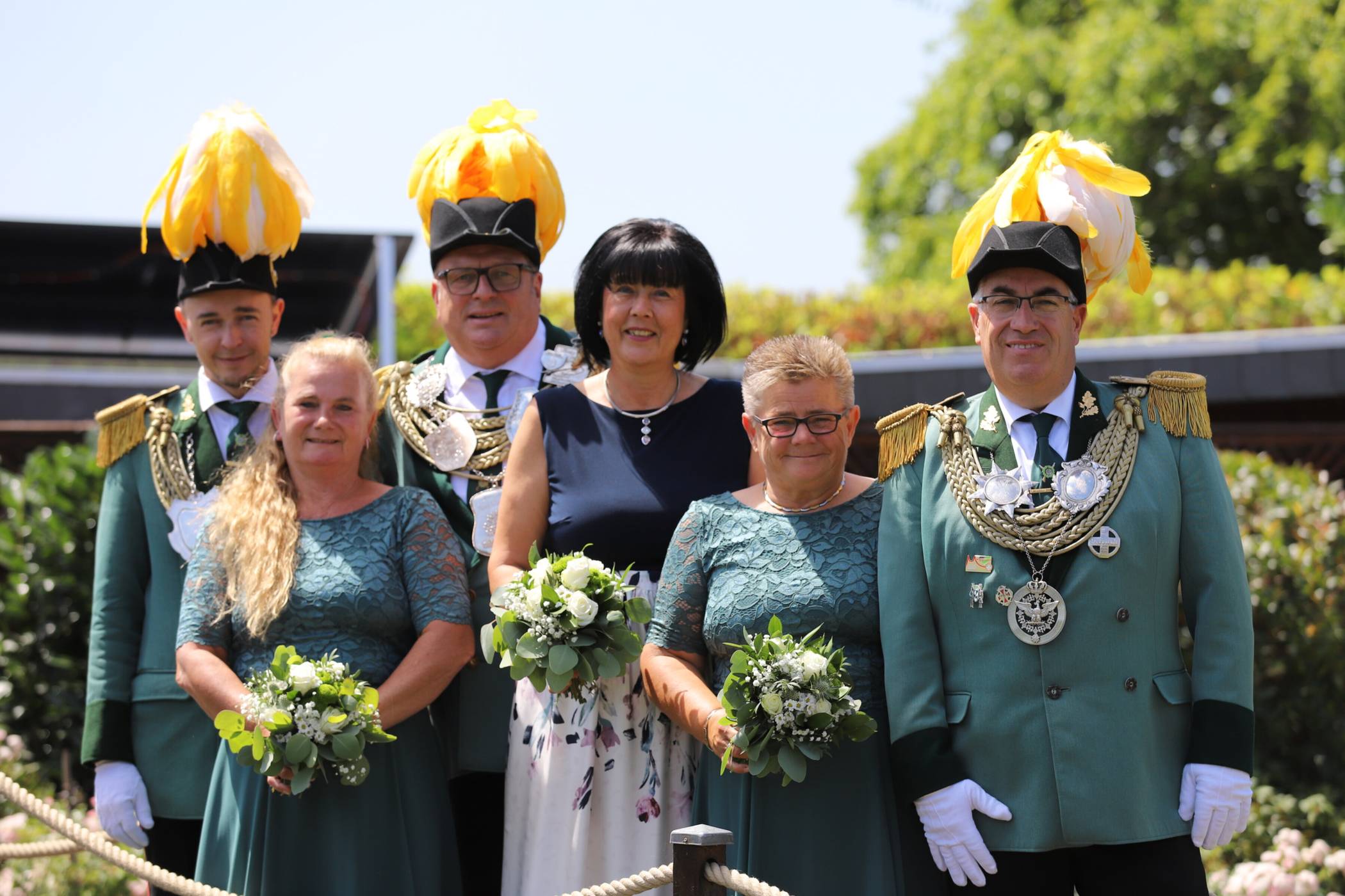  Das Königshaus mit Minister Stephan Evertz, Sandra Evertz, König Franz Steeg, Sylvia Steeg, Susi Schroeren und Minister Michael Schroeren (v.l.) freut sich auf die kommenden Festtage und lädt ­herzlich zum Mitfeiern ein! Von der Landjugend-Party über eine Wiesn-Gaudi in Dirndl und Lederhosen bis zum traditionellen Festumzug mit Parade und dem Königs­galaball im Zelt hält das Festprogramm für jeden etwas bereit. 