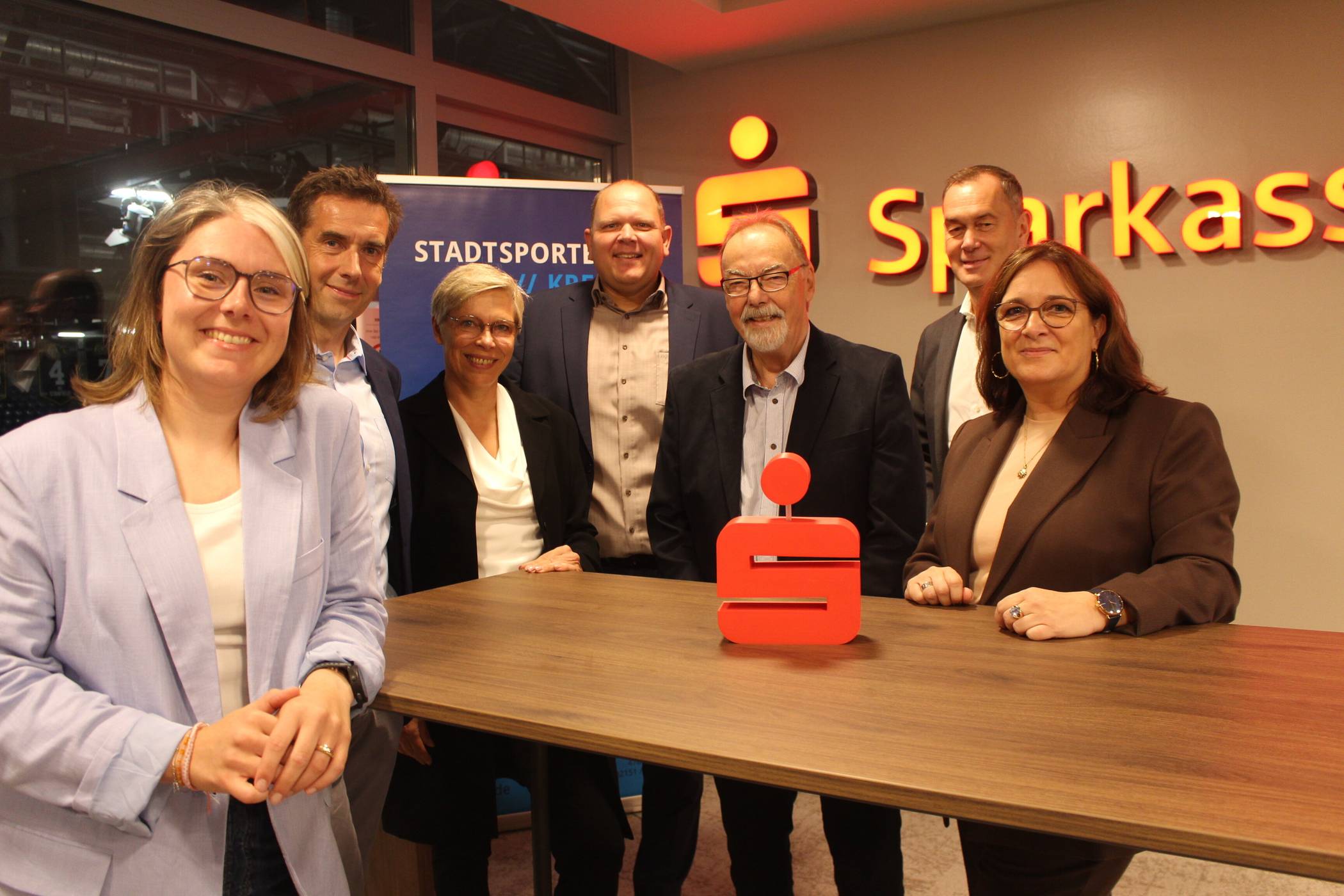  Freuen sich auf die feierliche Ehrung der Sportelite: Jochen Adrian (3.v.r.), Jens Sattler (2.v.l.) und Cordula Meisgen (3.v.l.) vom Stadtsportbund, Sparkassen-Vorstandsvorsitzender Stefan Grunwald (2.v.r.) sowie Michaela Rausch (r.) und Dirk Schumacher (4.v.r.) von der Sparkasse und Moderatorin Anouk van der Vliet, Chefredakteurin der Welle Niederrhein. Foto: Müller   