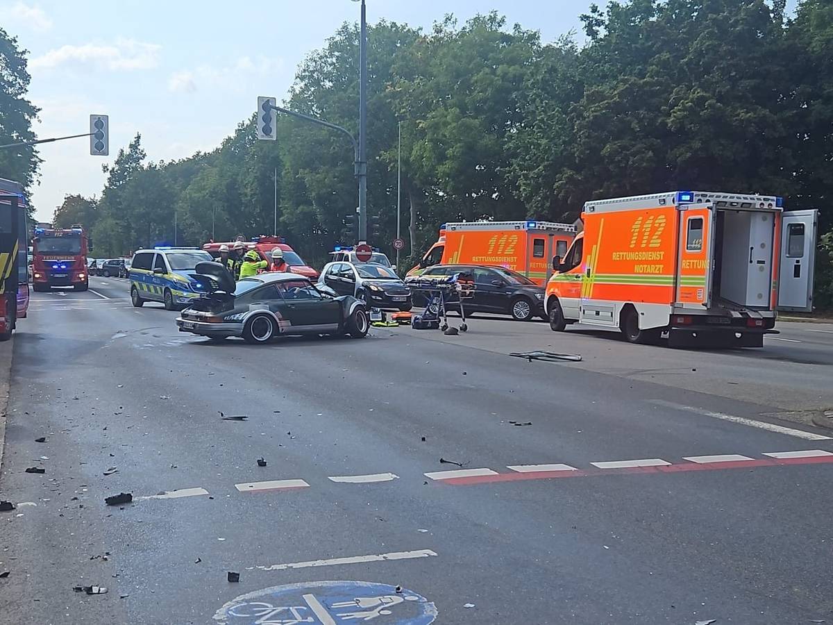 Unfall Europaring / Hüttenallee in Krefeld
