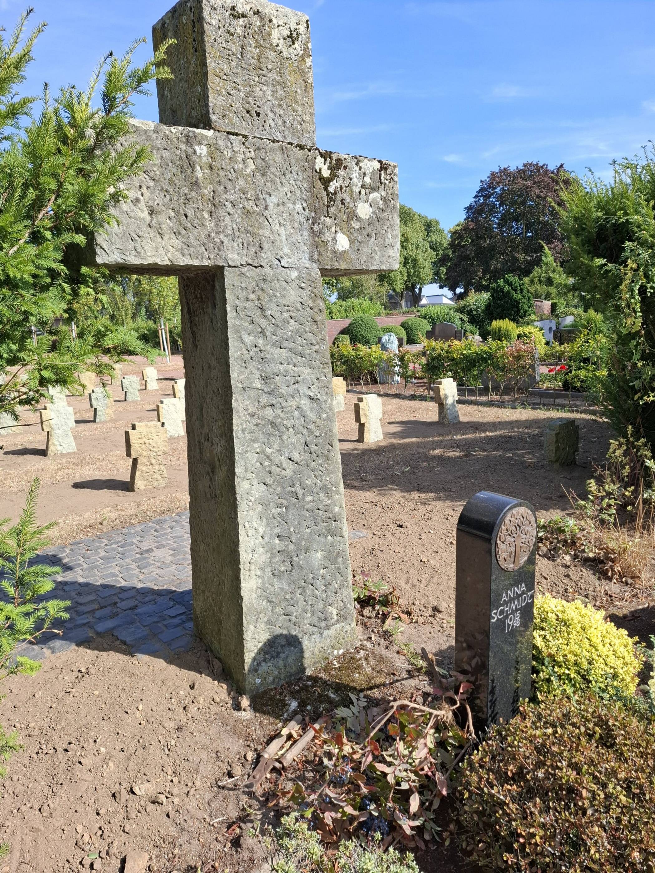 Soldatenfriedhof in Grefrath-Mülhausen würdevoll hergerichtet