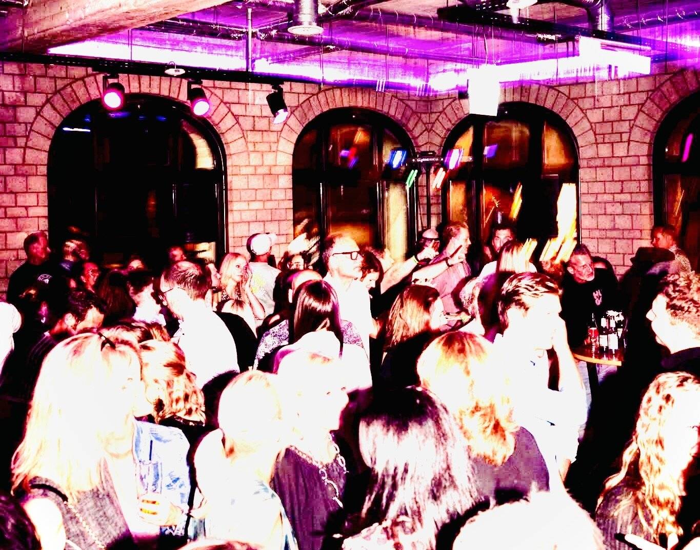 Feiern und tanzen bei der großen 80er-Jahre-Party