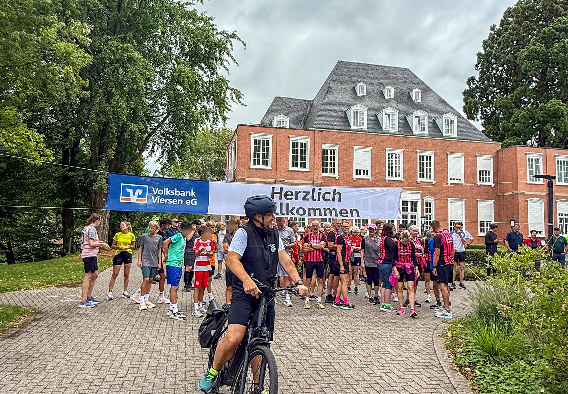 Ein Führungsradfahrer fuhr den Läufern voraus.