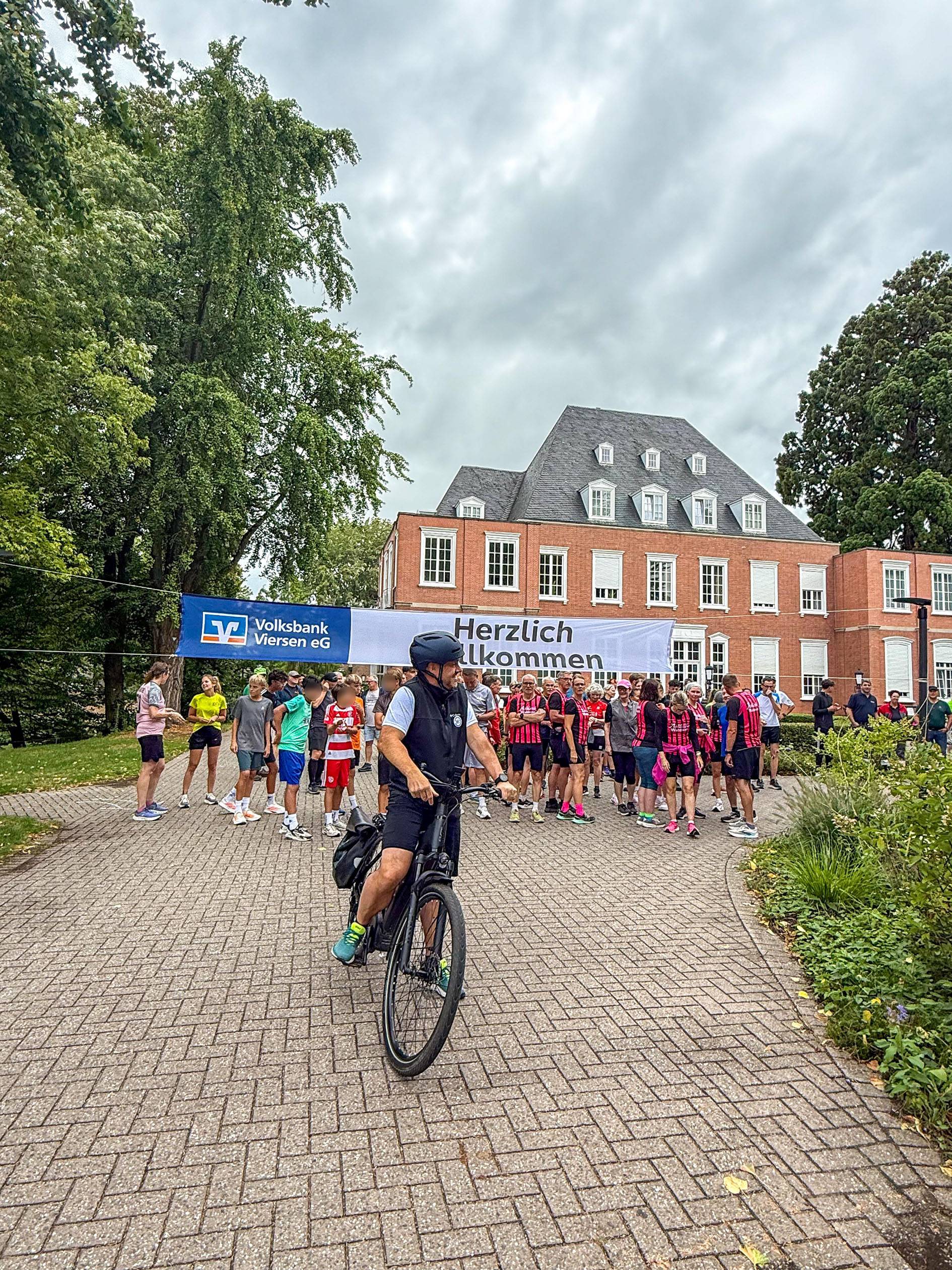  Ein Führungsradfahrer fuhr den Läufern voraus. Foto: Bethanien Kinderdorf 