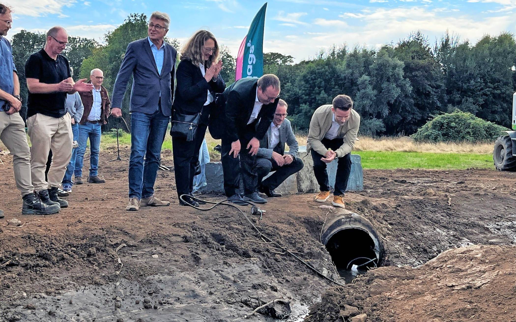 „Wasser Marsch!“ hieß es am Mittwoch zwischen Düsseldorfer und Sonnenstraße – die Alte Niers ließ sich aber etwas Zeit...    Fotos: Petra Käding