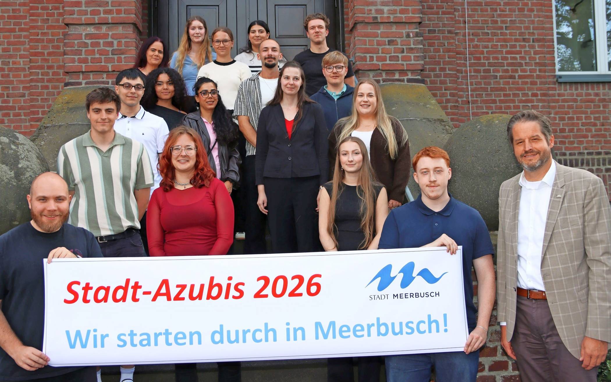  Bürgermeister Christian Bommers begrüßte die neuen Auszubildenden bei der Meerbuscher Stadtveerwaltung. 