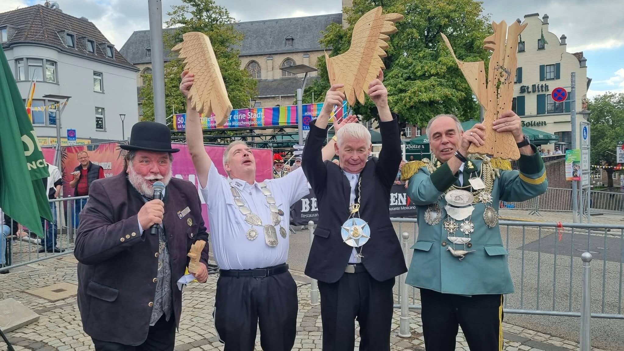 Jubel um den neuen Bezirkskönig Peter Winkler (Mitte) und seine Minister Ralf Piesczek (rechts) und Stephan Horn auf dem Alten Markt in Mönchengladbach.