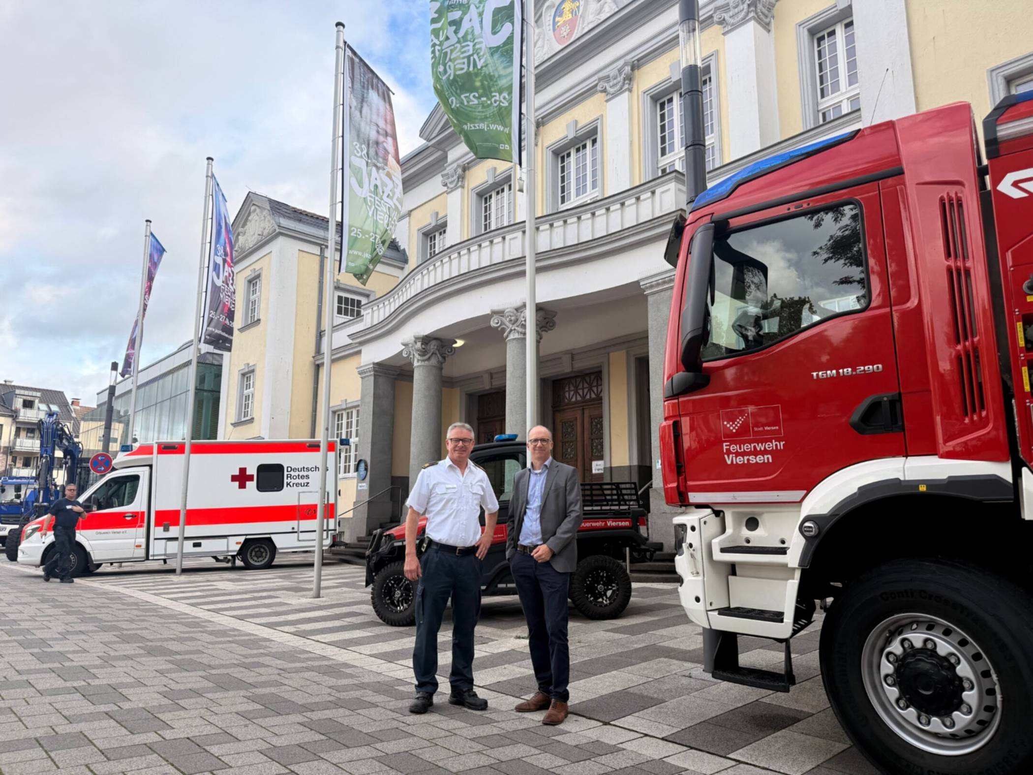 Feuerwehrchef Frank Kersbaum (l.) und der Erste Beigeordnete Thomas Dückers beim ersten Blaulichttag in der Festhalle Viersen. Rund 320 Schülerinnen und Schüler lernen dort die Arbeit der Blaulicht- und Hilfsorganisationen praktisch kennen.  