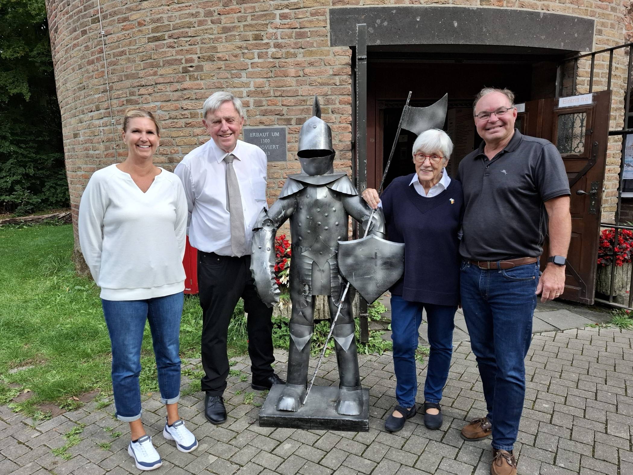 Pastorin Ortrun Hindemith (2.v.r.) und Pfarrer Paul Hauser (2.v.l.) als ehrenamtliche „Burg-Wächter“ mit den Besuchern Gene und Cheryl Northam aus Boston / USA.