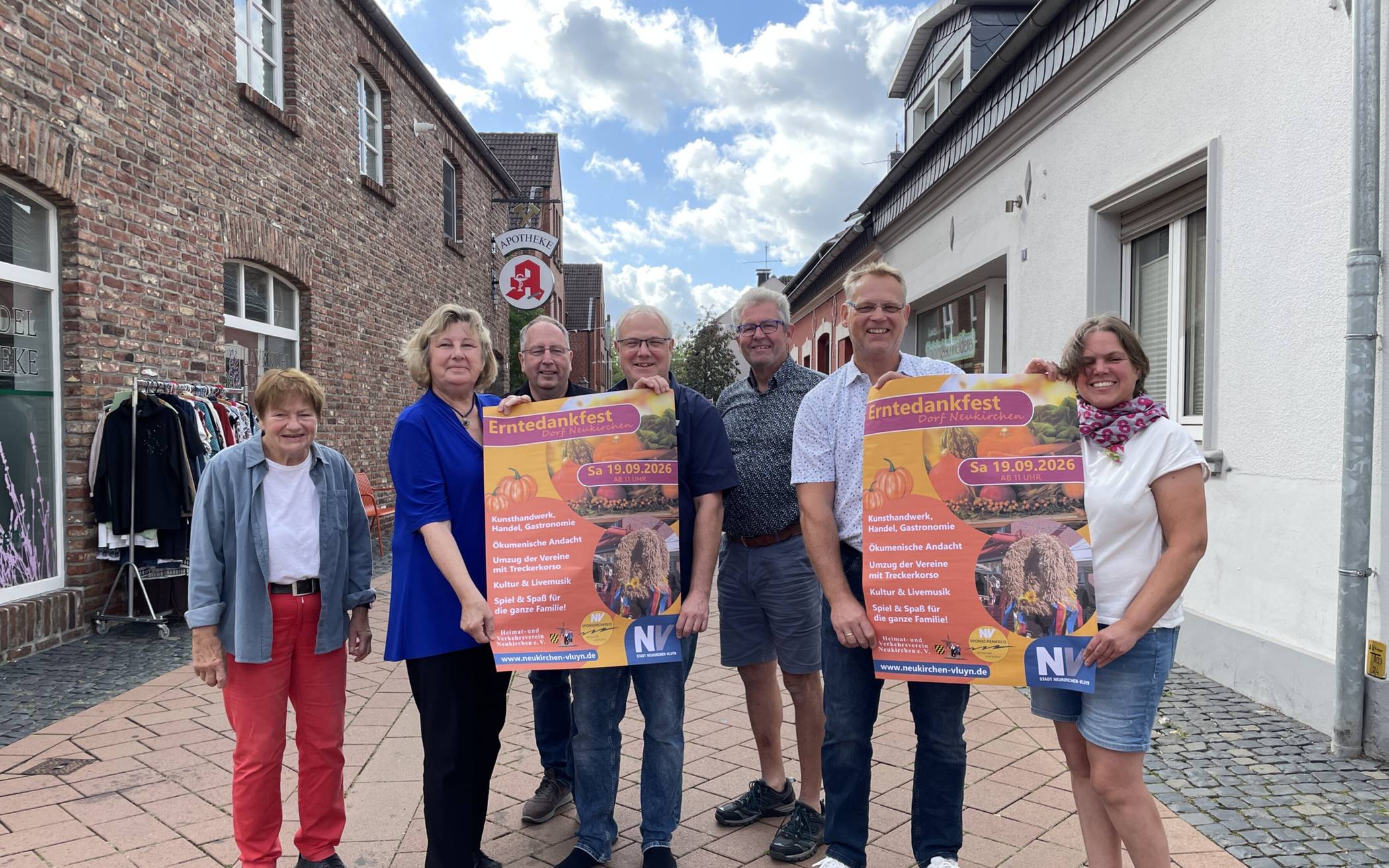  Freuen sich auf das Erntedankfest im Dorf Neukirchen (v.l.): Gästeführerin Heide Schmitt, Dr. Susanne Marten-Cleef (Förderverein Stadtbücherei), Thomas Stralka (Heimat- und Verkehrsverein Neukirchen), Thorsten Rogsch (Stadtmarketing), Diethelm Keesen (Ortsbauern), Pfarrer Frank Rusch (Ev. Kirchengemeinde) und Franka Leuchtenberg (Landfrauen). 