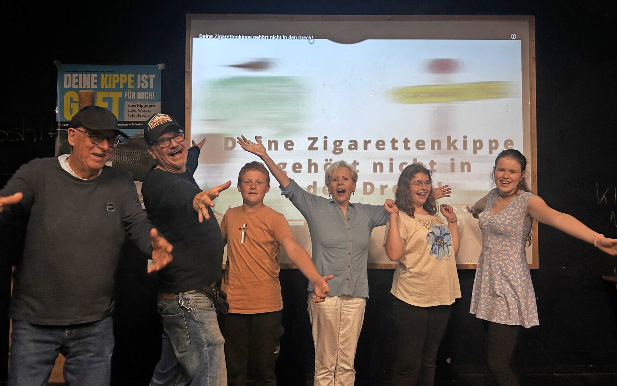 Unter dem Titel „Deine Zigarettenkippe gehört nicht in den Dreck“ hat das Jugendzentrum Hüle jetzt ein Zeichntrickvideo komplett selbst erstellt. Dementsprechen war die Stimmung nach erfolgreicher Premierevorführung groß. Foto: Stadt Willich